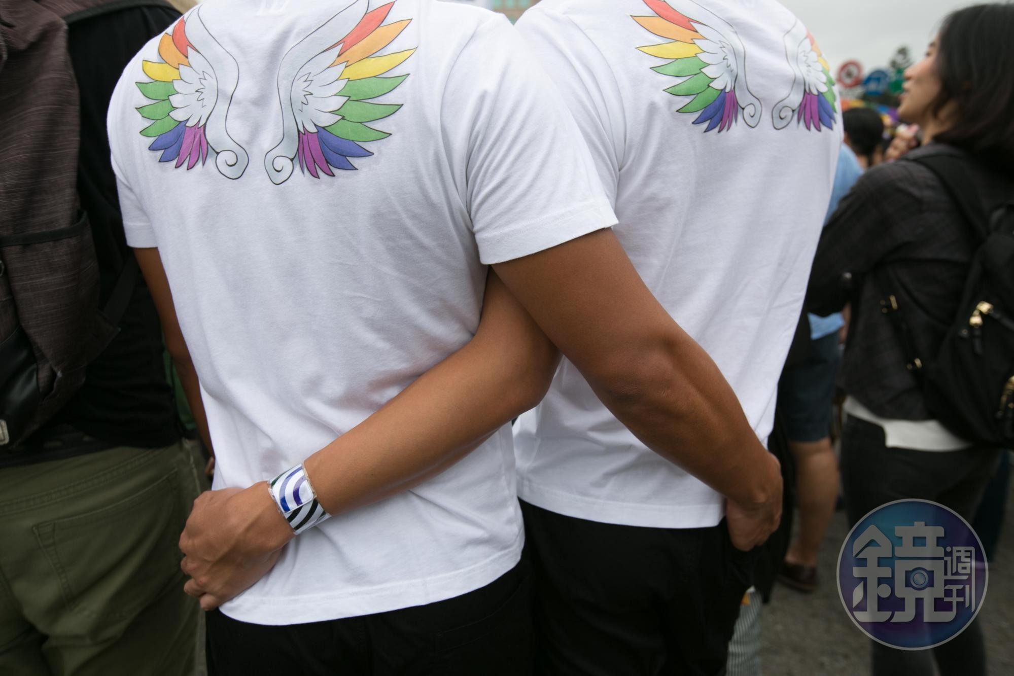 一位媽媽在「出櫃台大」表示，念高中的兒子向她出櫃，媽媽卻問「怎麼不早說？」這回應讓網友大讚「阿姨好可愛！」  