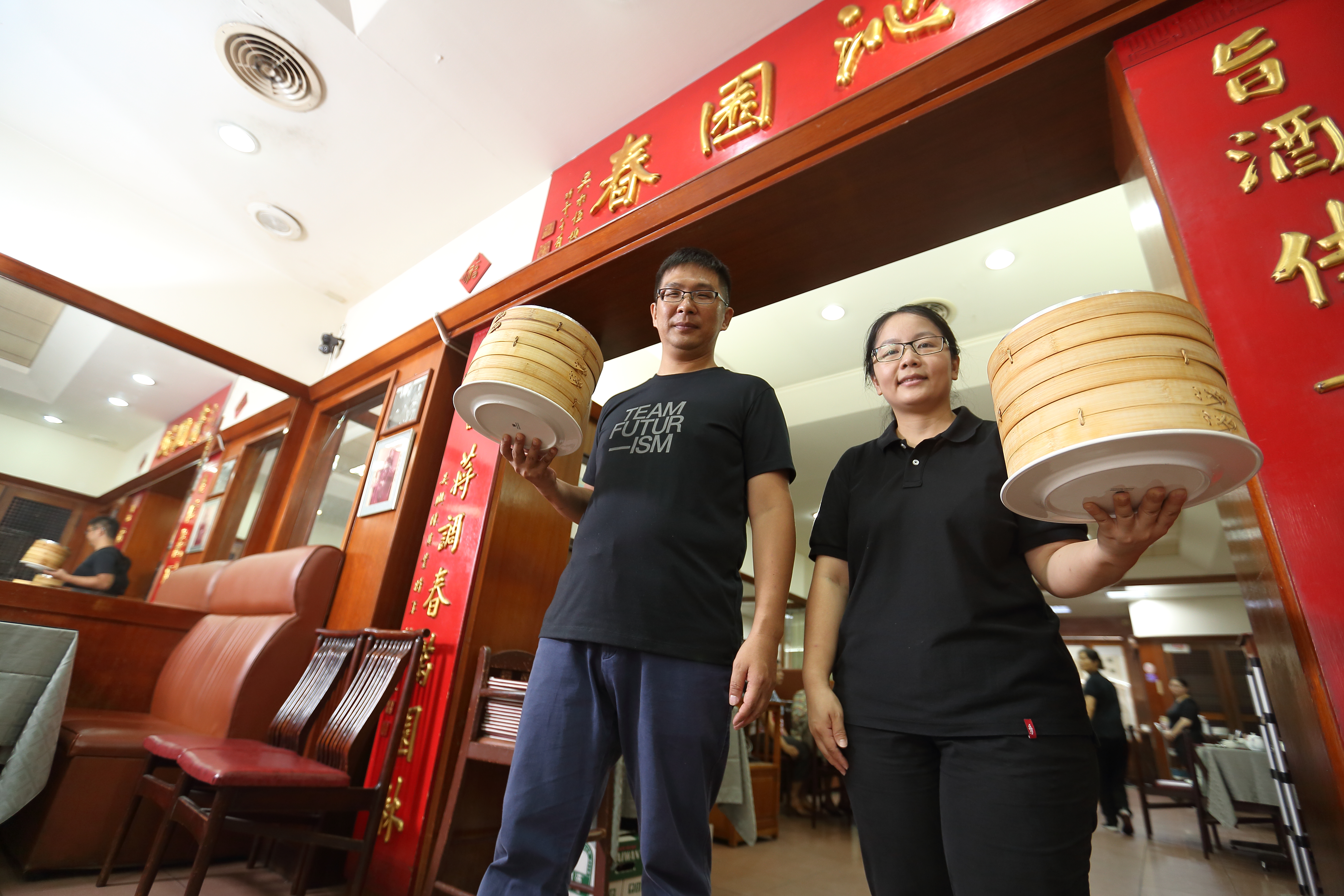 開業69年的江浙餐廳沁園春，現由第四代長女蔣瓏（右）、女婿郭文章（左）接手。