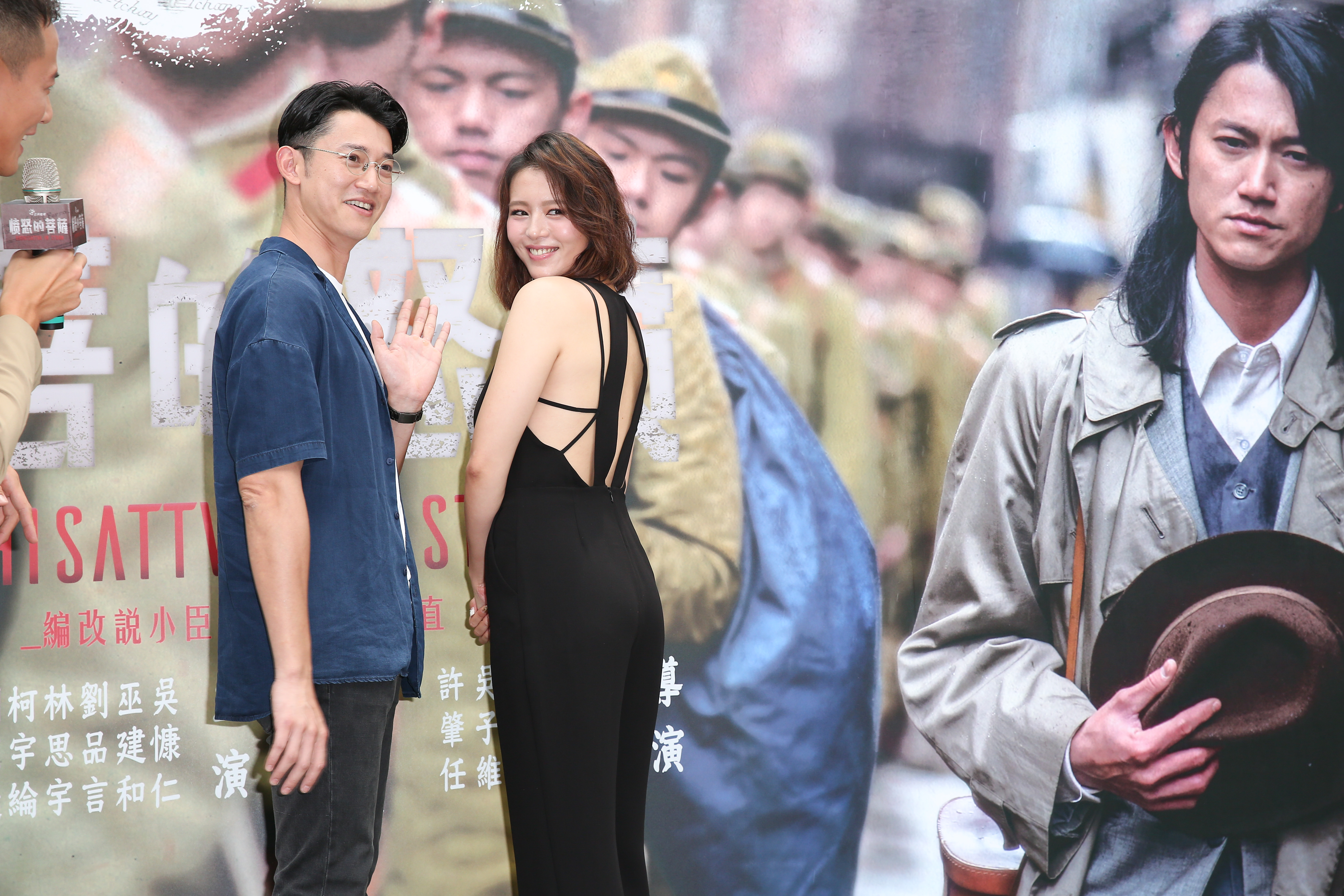 劉品言秀出美背，吳慷仁眼睛不知道放哪。