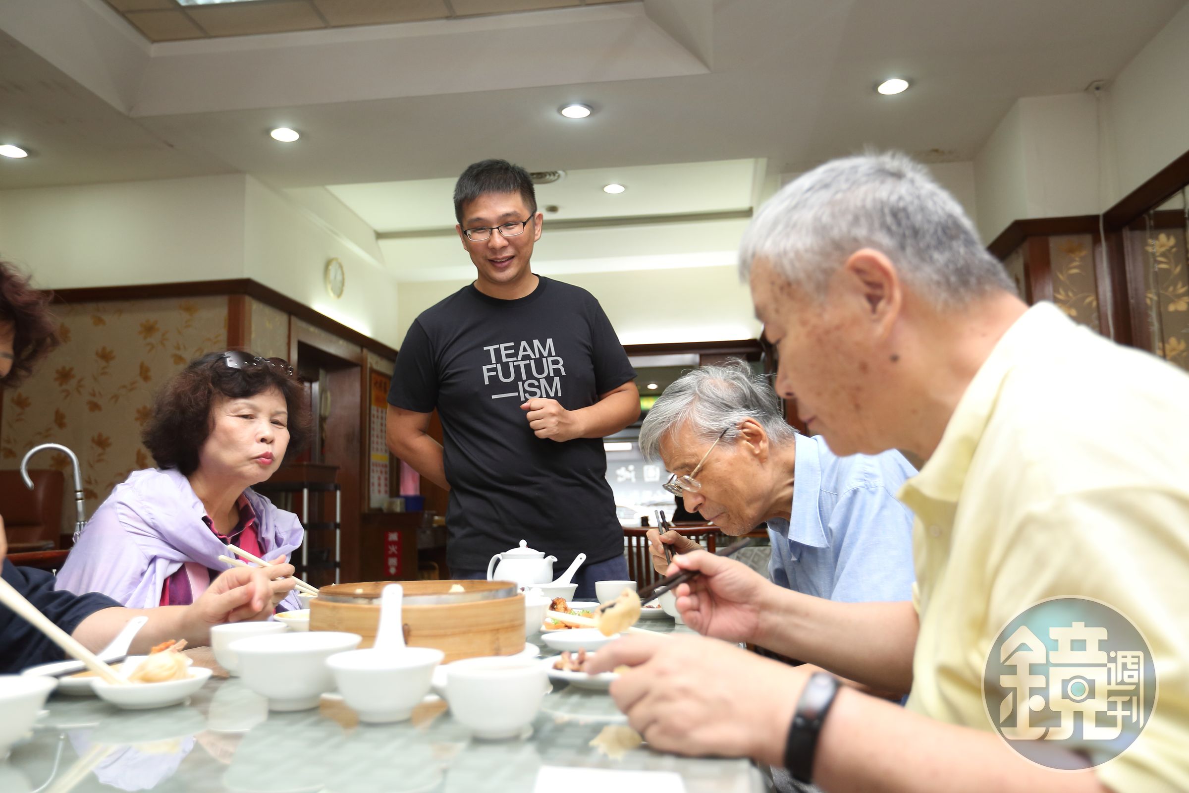 3年前與妻子回家接班的郭文章（左2）認為，雪菜百頁到江浙餐廳的必點料理。