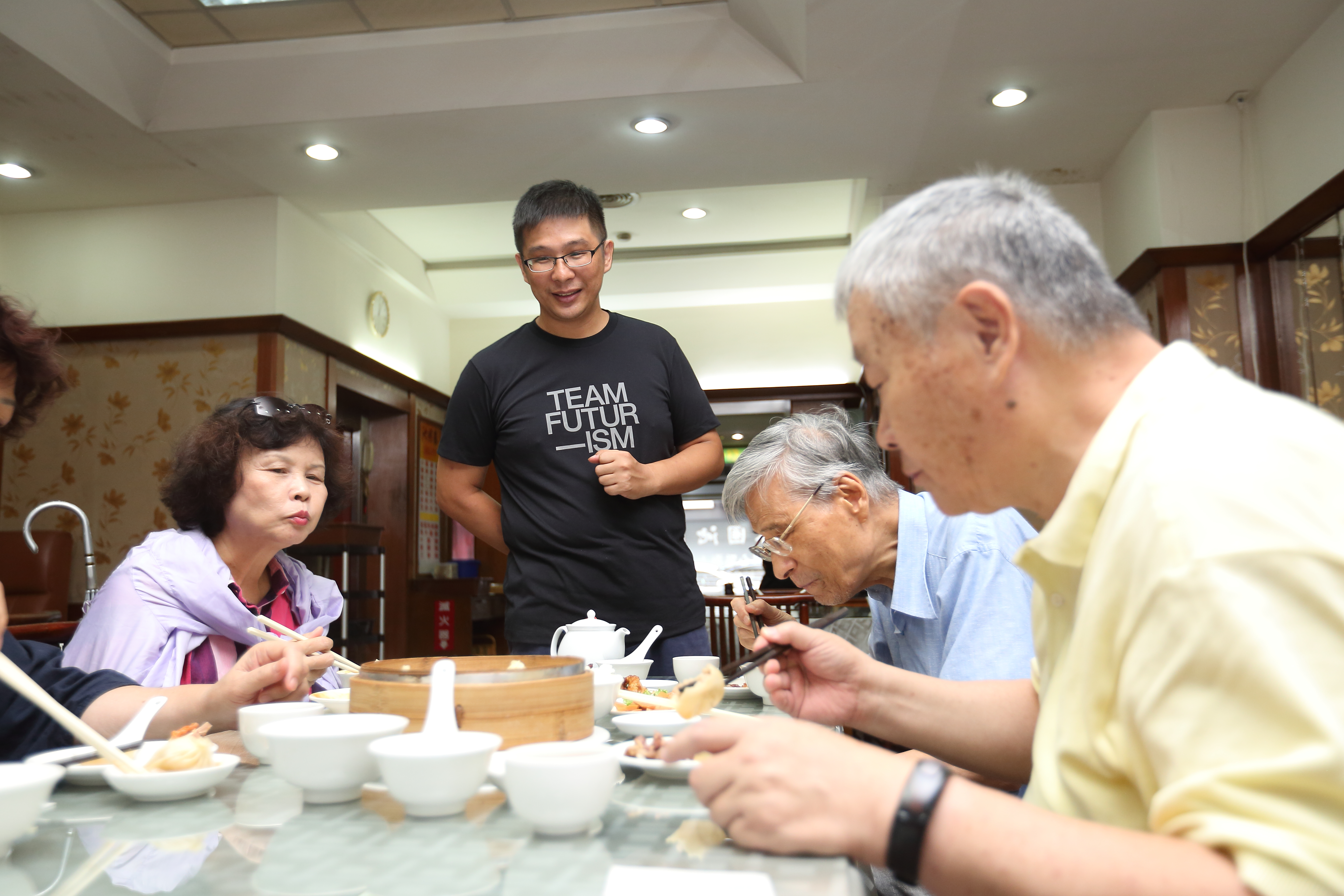 3年前與妻子回家接班的郭文章（左2）認為，雪菜百頁到江浙餐廳的必點料理。