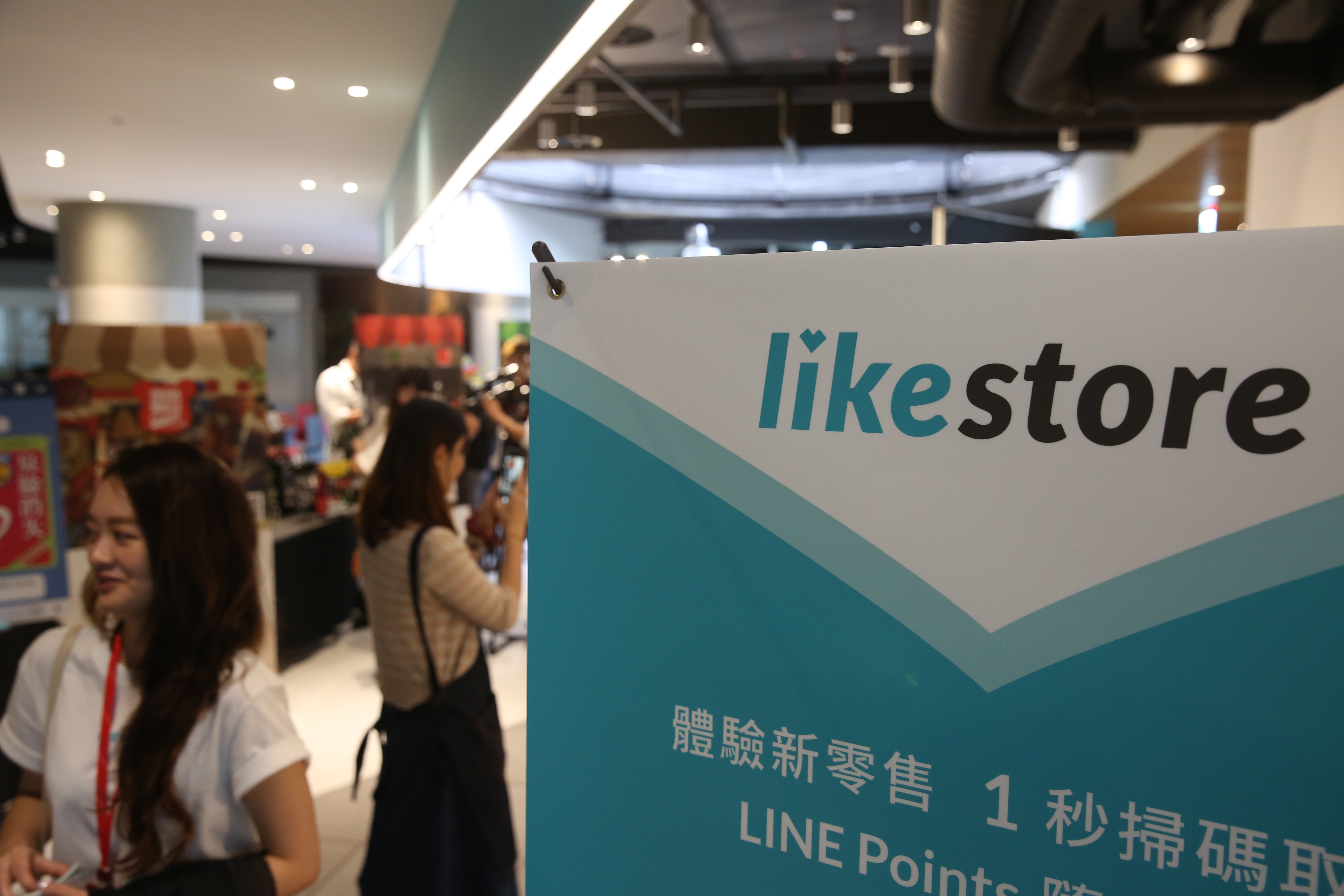 likestore打出一年服務費3600元，每筆訂單收取2%交易服務費，並提供30天免費試用。