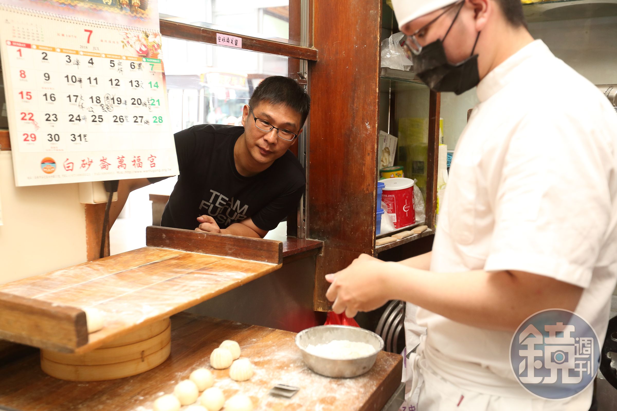 郭文章（左）指出，因店內超過9成的食材都自行生產，沁園春順利躲過食安風暴。