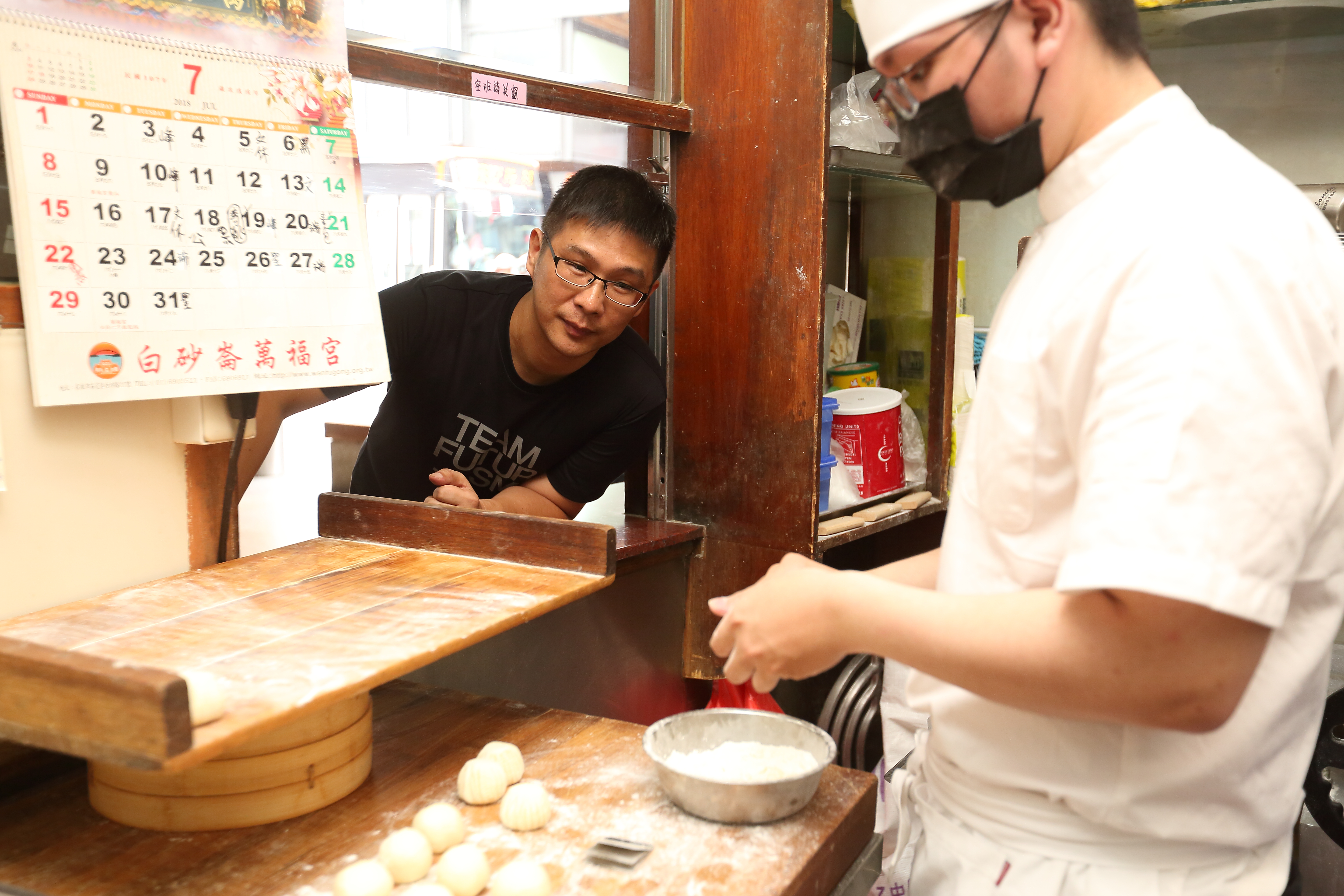 郭文章（左）指出，因店內超過9成的食材都自行生產，沁園春順利躲過食安風暴。