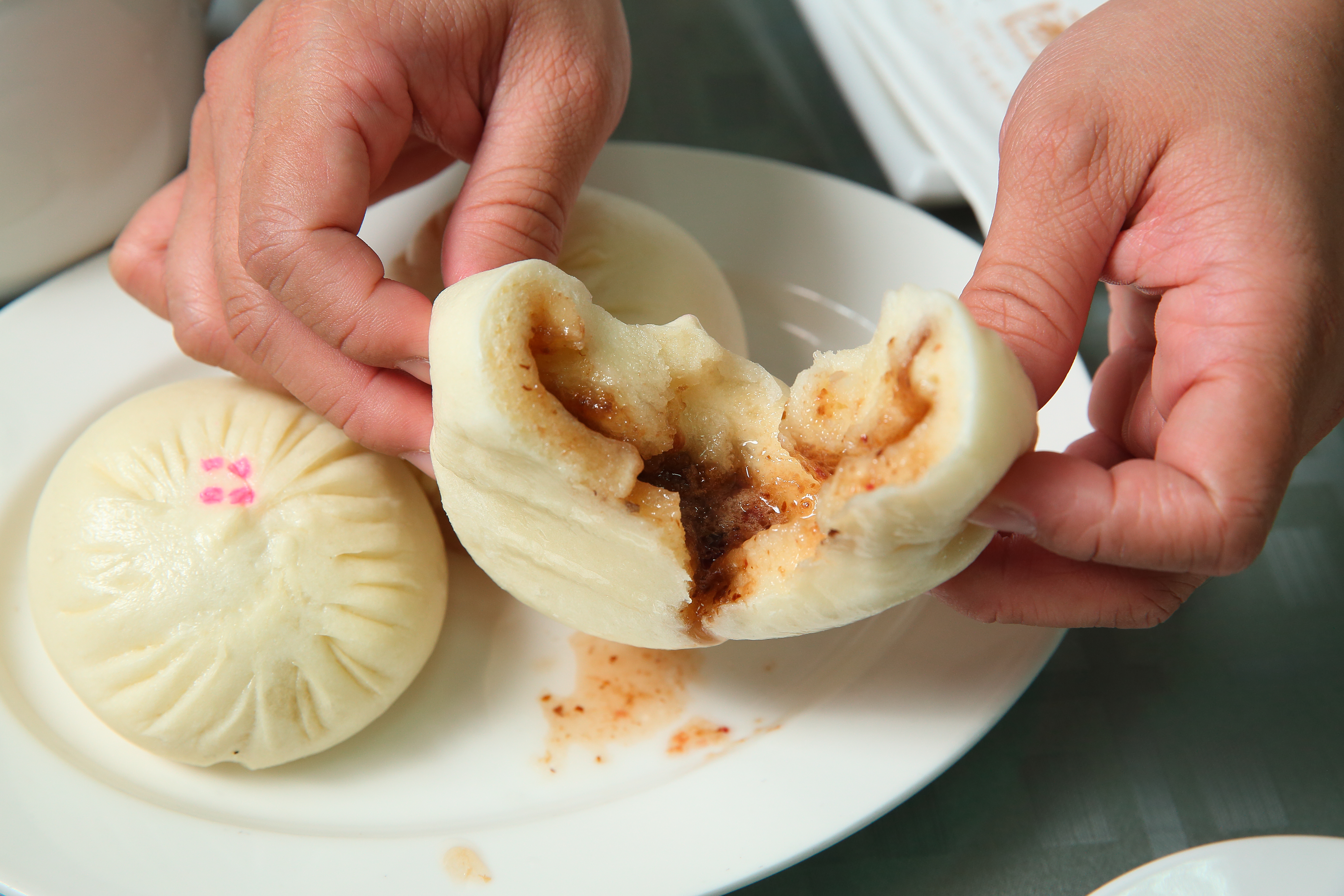 沁園春全台獨有的玫瑰包，背後有一段愛情故事。（40元／顆）