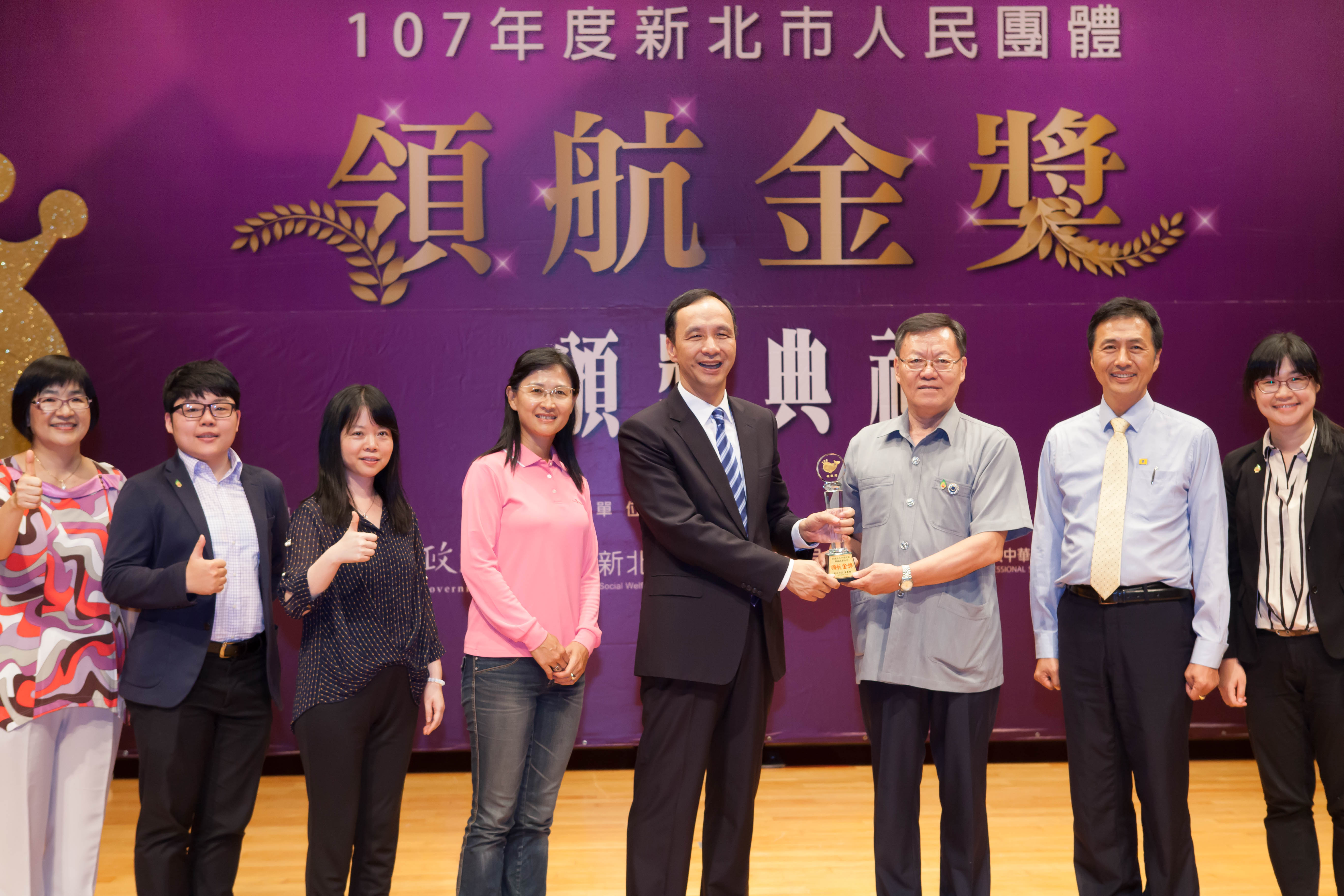 中華民國解癮戒毒協會理事長華琳（右三）、副理事長張誠（右二）、顧問李美津（左四）帶領同仁接受新北市長朱立倫表揚。（讀者提供）