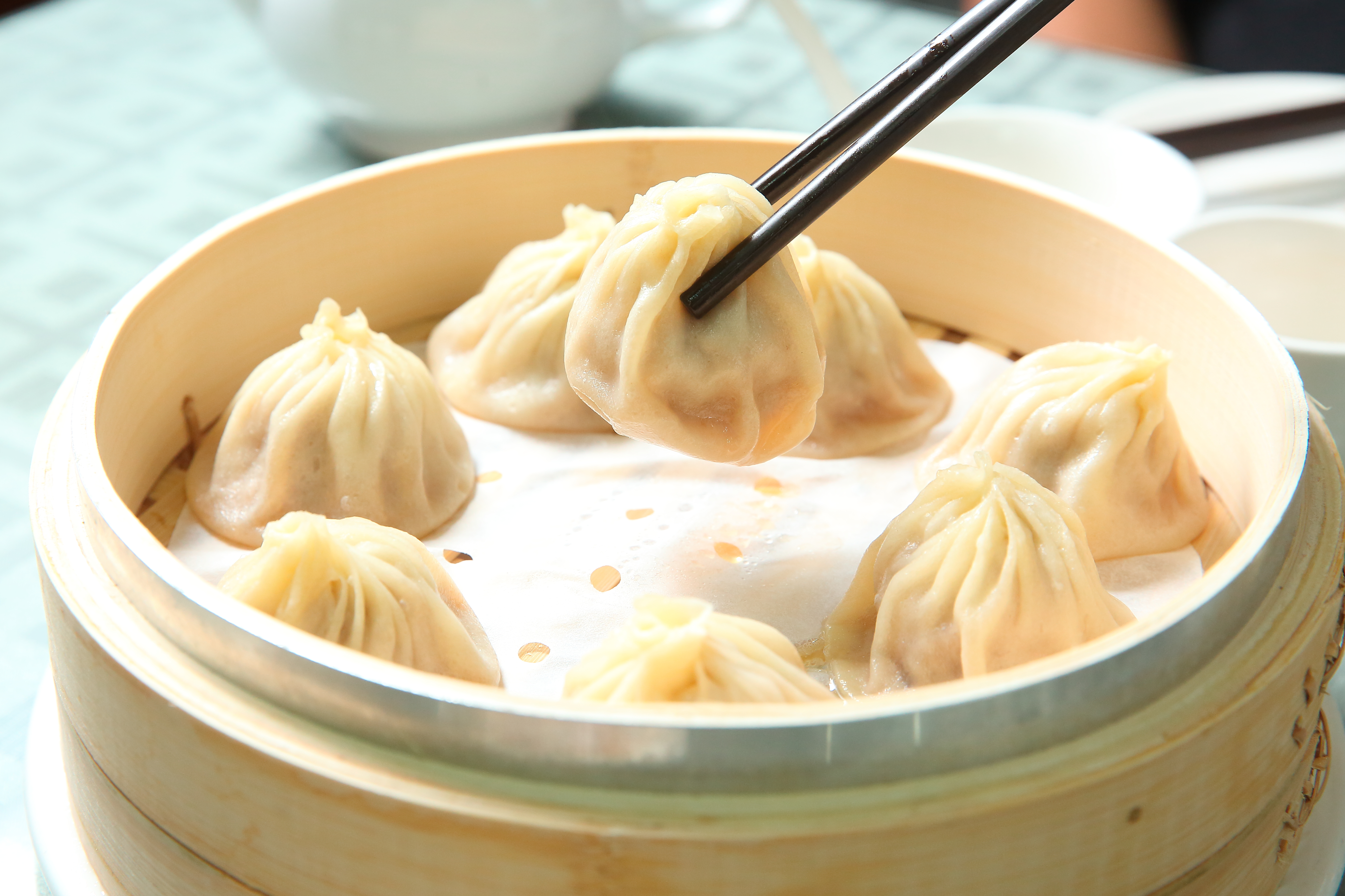 小籠包也是主打江浙菜的沁園春，客人必點的招牌料理之一。（180元／籠） 