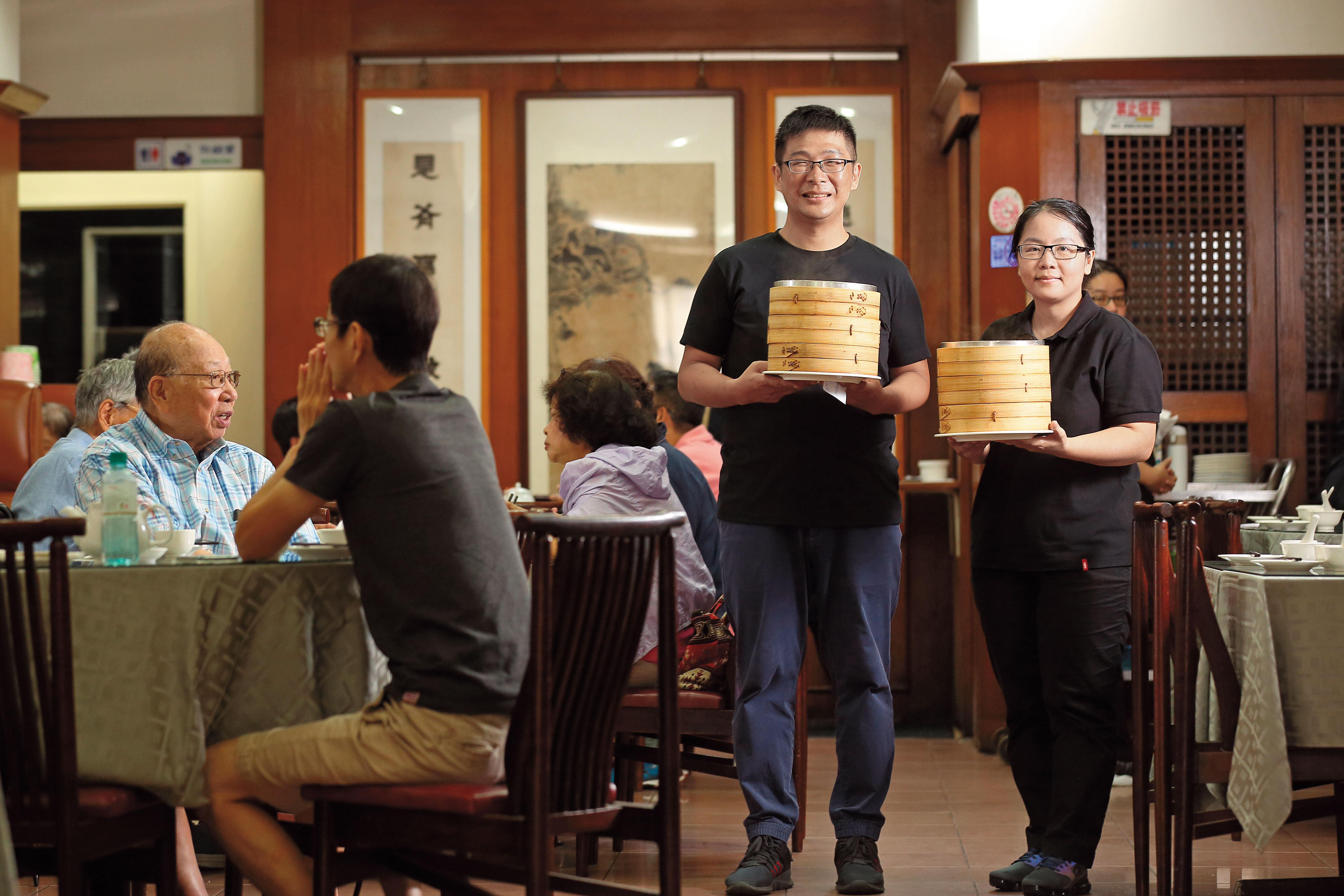 3年前，沁園春第四代郭文章（左）、蔣瓏（右）回家接班，要留住近70年的老滋味。