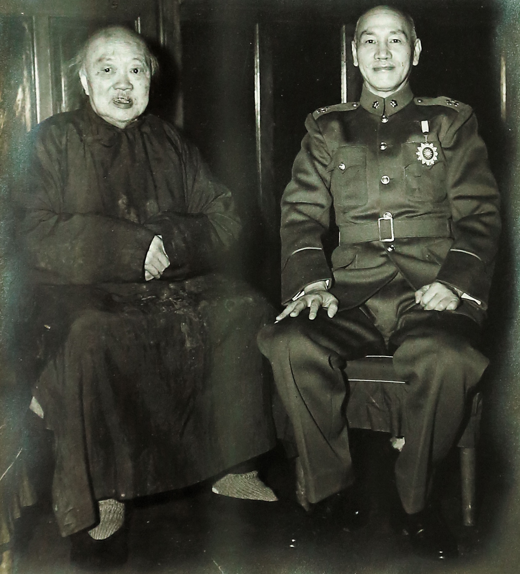 吳稚暉(左)是蔣中正(右)之子蔣經國的老師,沁園春二代蔣信丞為吳的外孫。(沁園春提供)