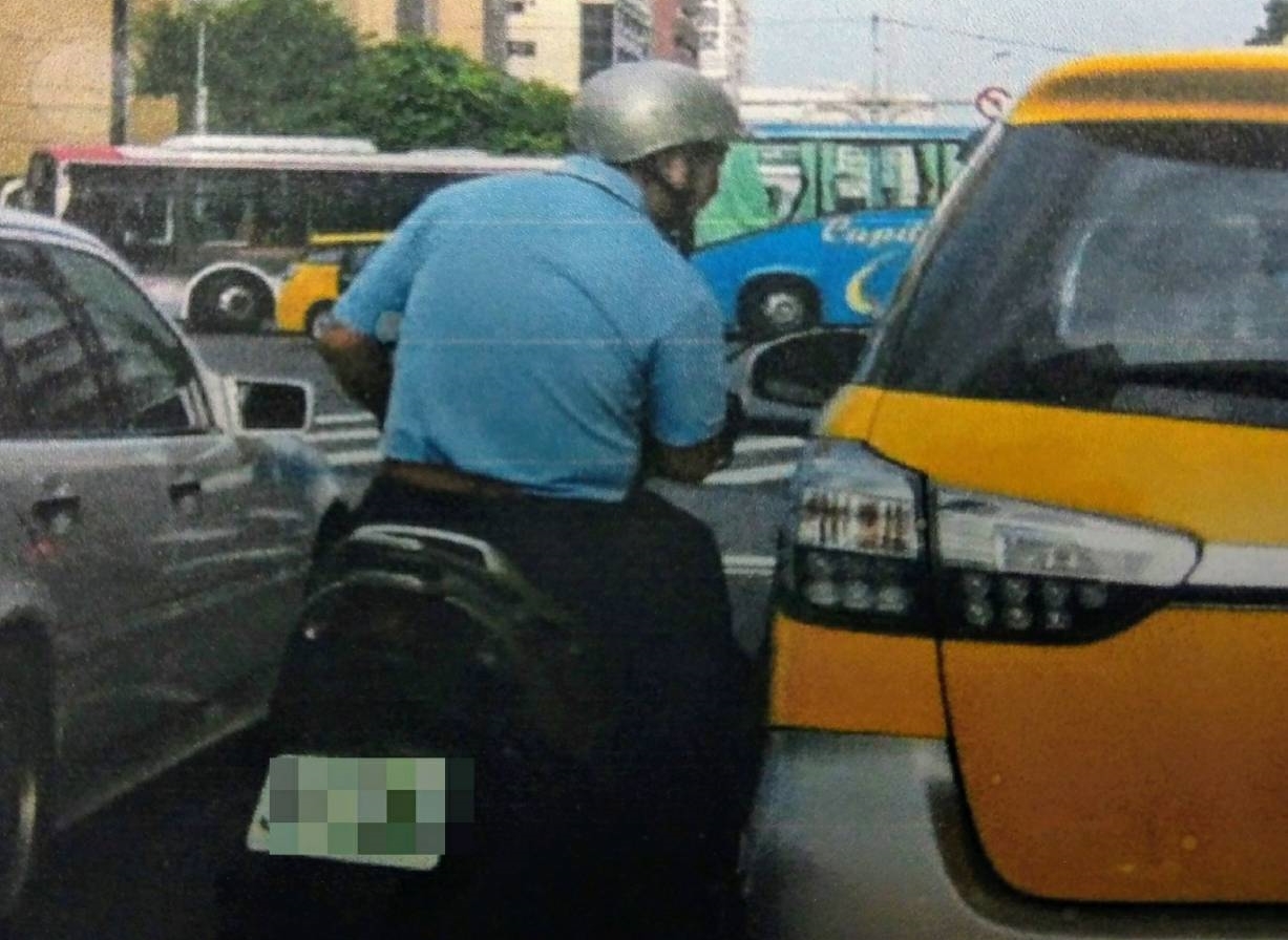 洪男四處敲車窗佯稱機車沒油、又沒帶錢包，希望能借錢加油，沒想到早被警方鎖定。（警方提供）