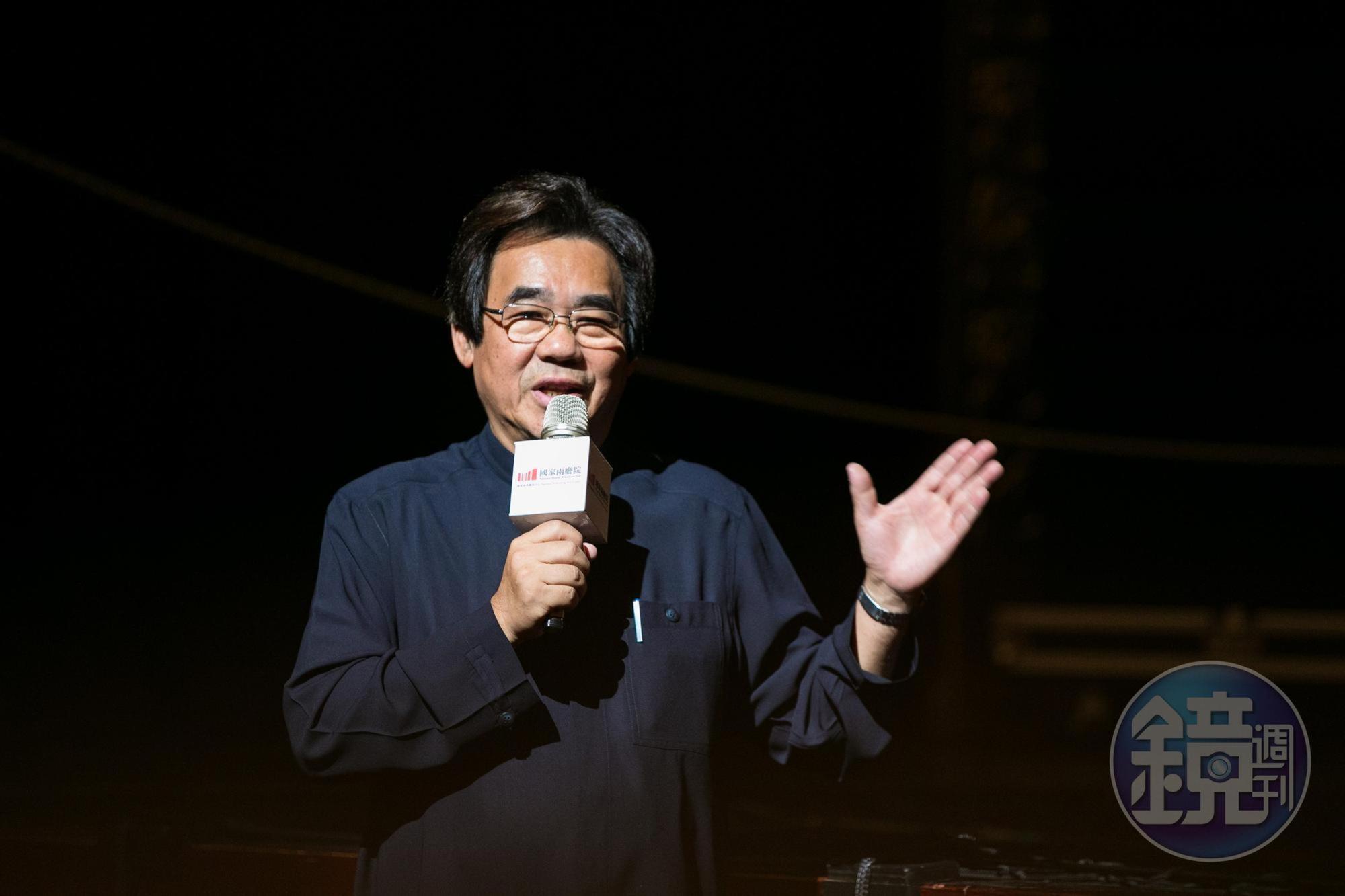 明華園戲劇總團藝術總監陳勝福表示《龍逆鱗》動員明華園三代演員，結合傳統手繪布景與3D動畫新科技，會帶給觀眾新體驗。（國家戲劇院提供）