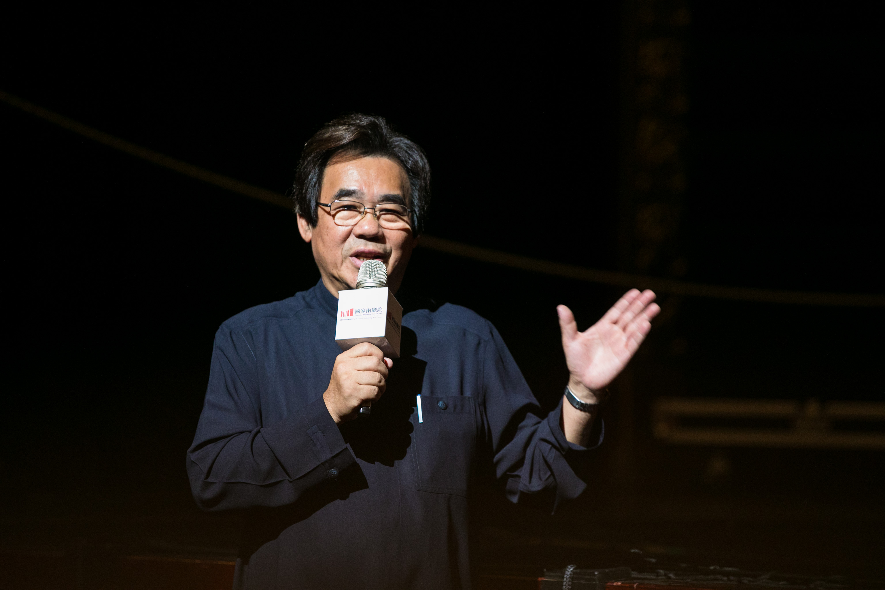 明華園戲劇總團藝術總監陳勝福表示《龍逆鱗》動員明華園三代演員,結合傳統手繪布景與3D動畫新科技,會帶給觀眾新體驗。(國家戲劇院提供)