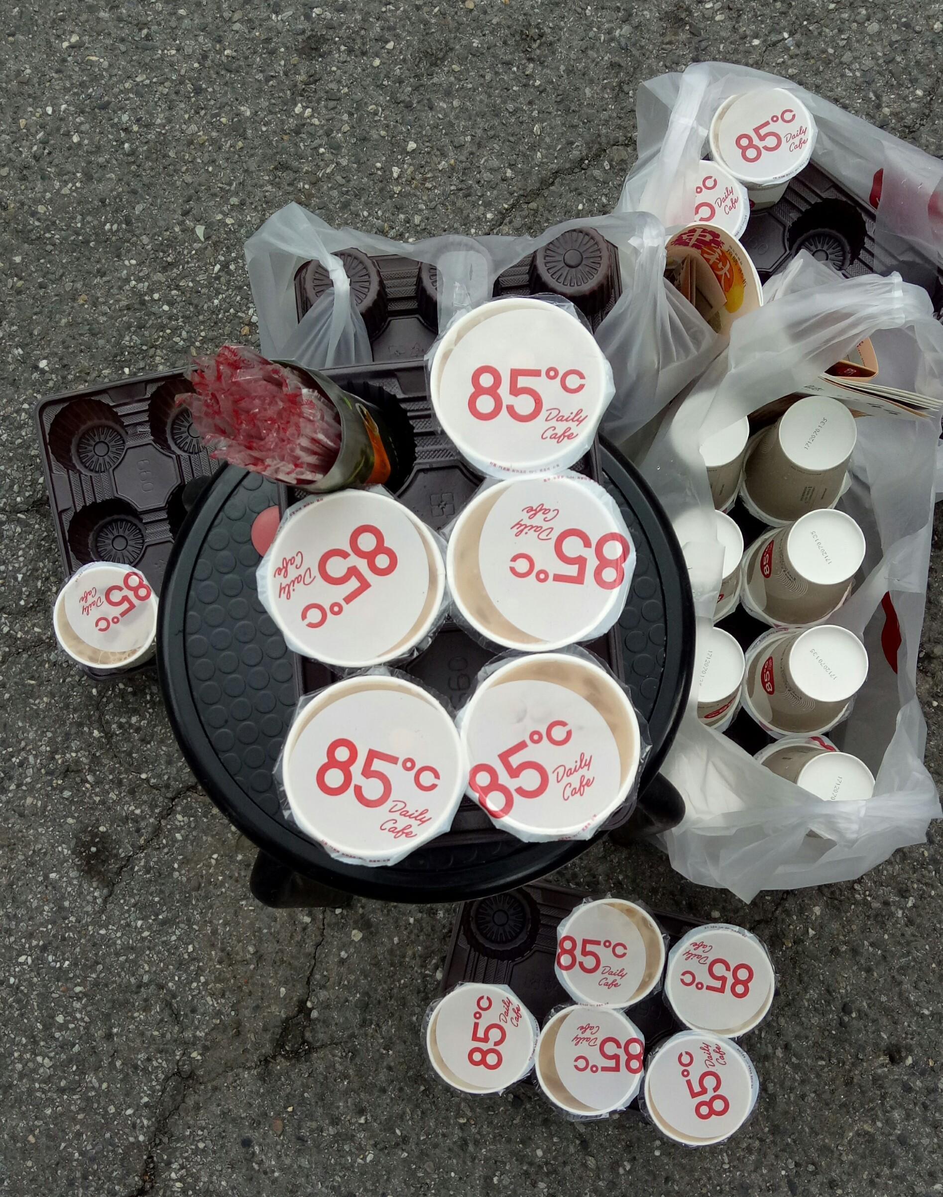姚文智團隊今購買數十杯85度C冰咖啡。（姚文智辦公室提供）