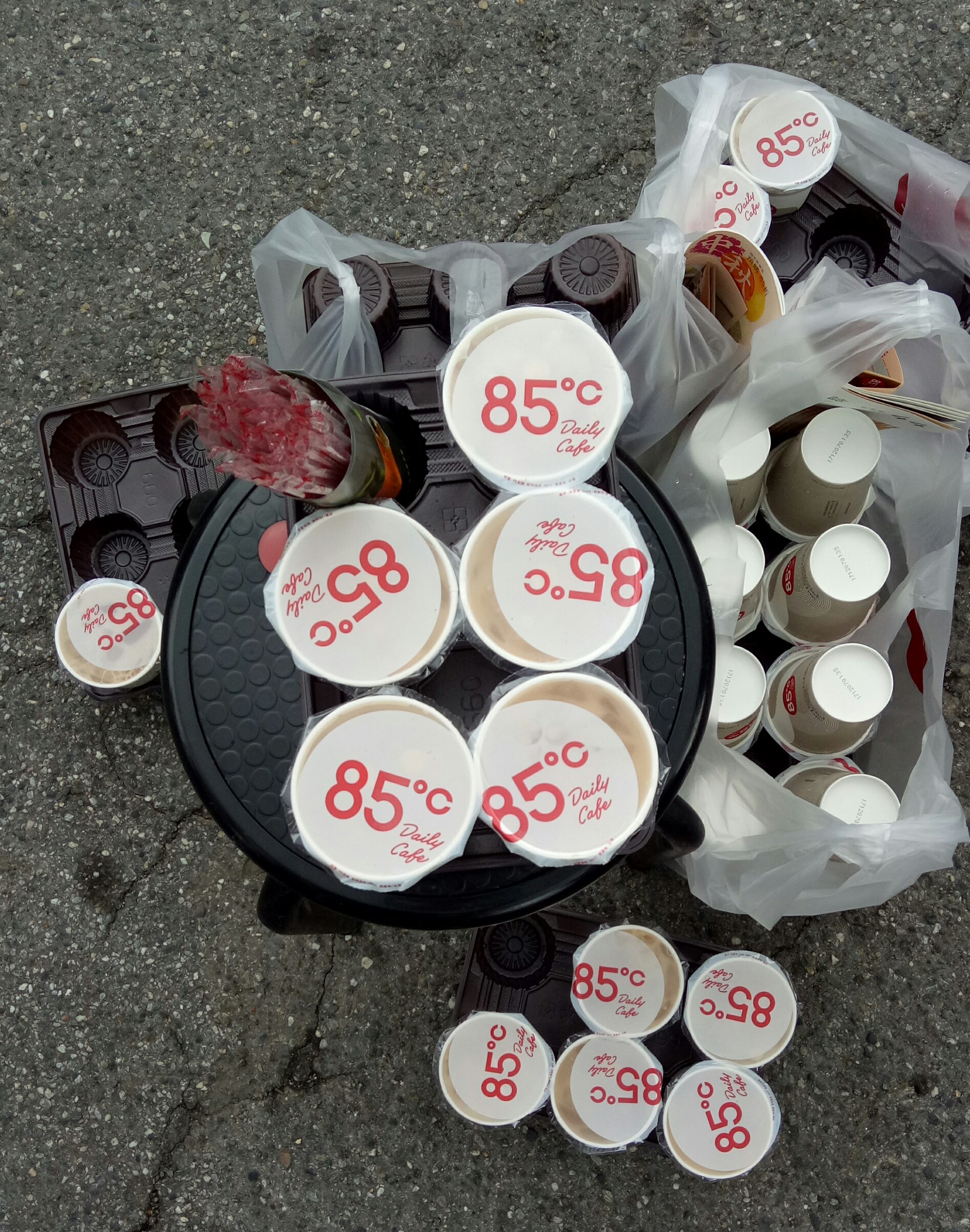 姚文智團隊今購買數十杯85度C冰咖啡。（姚文智辦公室提供）