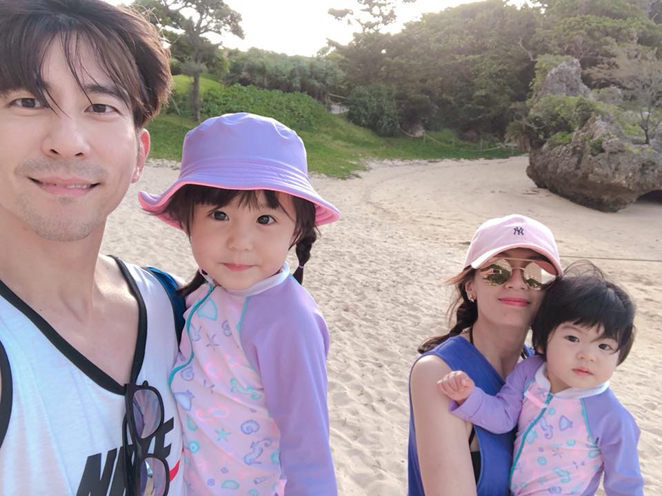 修杰楷和賈靜雯非常疼愛一對漂亮女兒咘咘和Bo妞。（取自賈靜雯粉絲專頁）