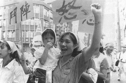 《朱教授老闆的暑假作業》以板橋嘉隆成衣廠女工抗議事件為主軸。（羅興階提供）