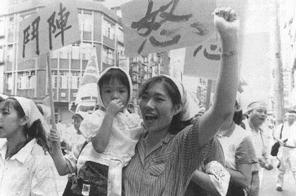 《朱教授老闆的暑假作業》以板橋嘉隆成衣廠女工抗議事件為主軸。（羅興階提供）