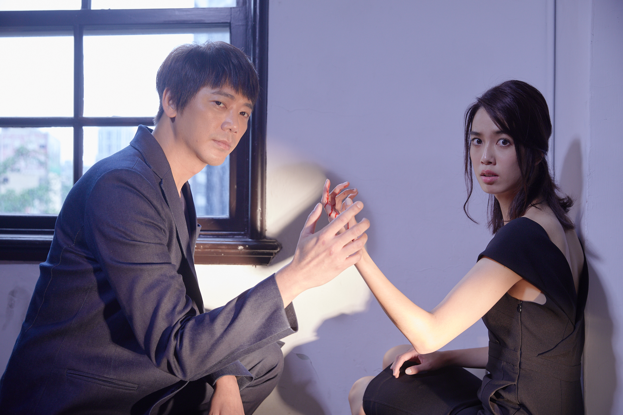 信與陳庭妮合拍MV，兩人都很高之外，眼睛也都很大。（狠耐聽音樂工作室提供）