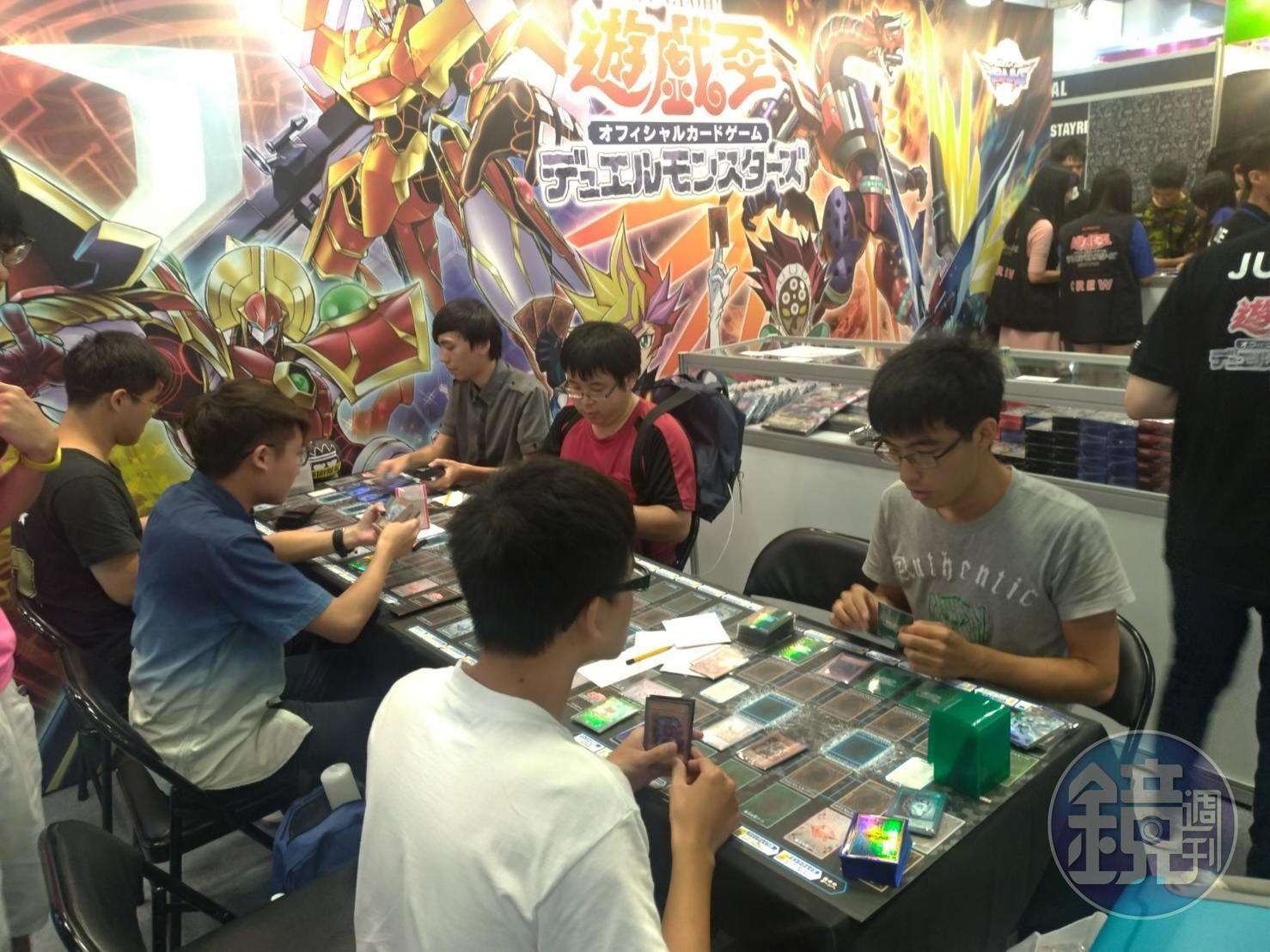 桌遊區可看到不少人在玩「遊戲王」等卡牌遊戲。