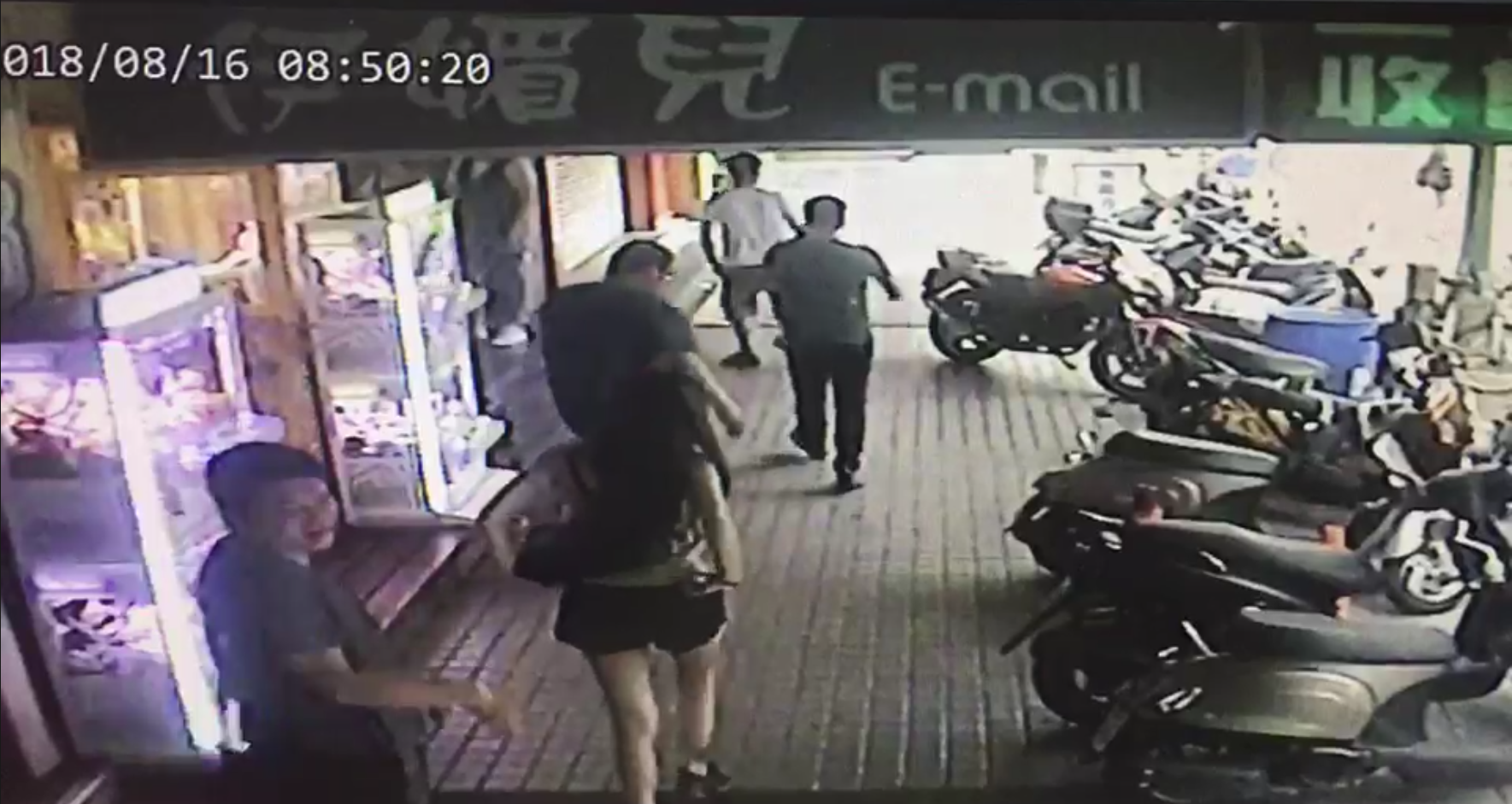 林森北路酒醉男子失序踹店家招牌而引起群毆衝突，遭警方依社維法進行裁處。（警方提供）