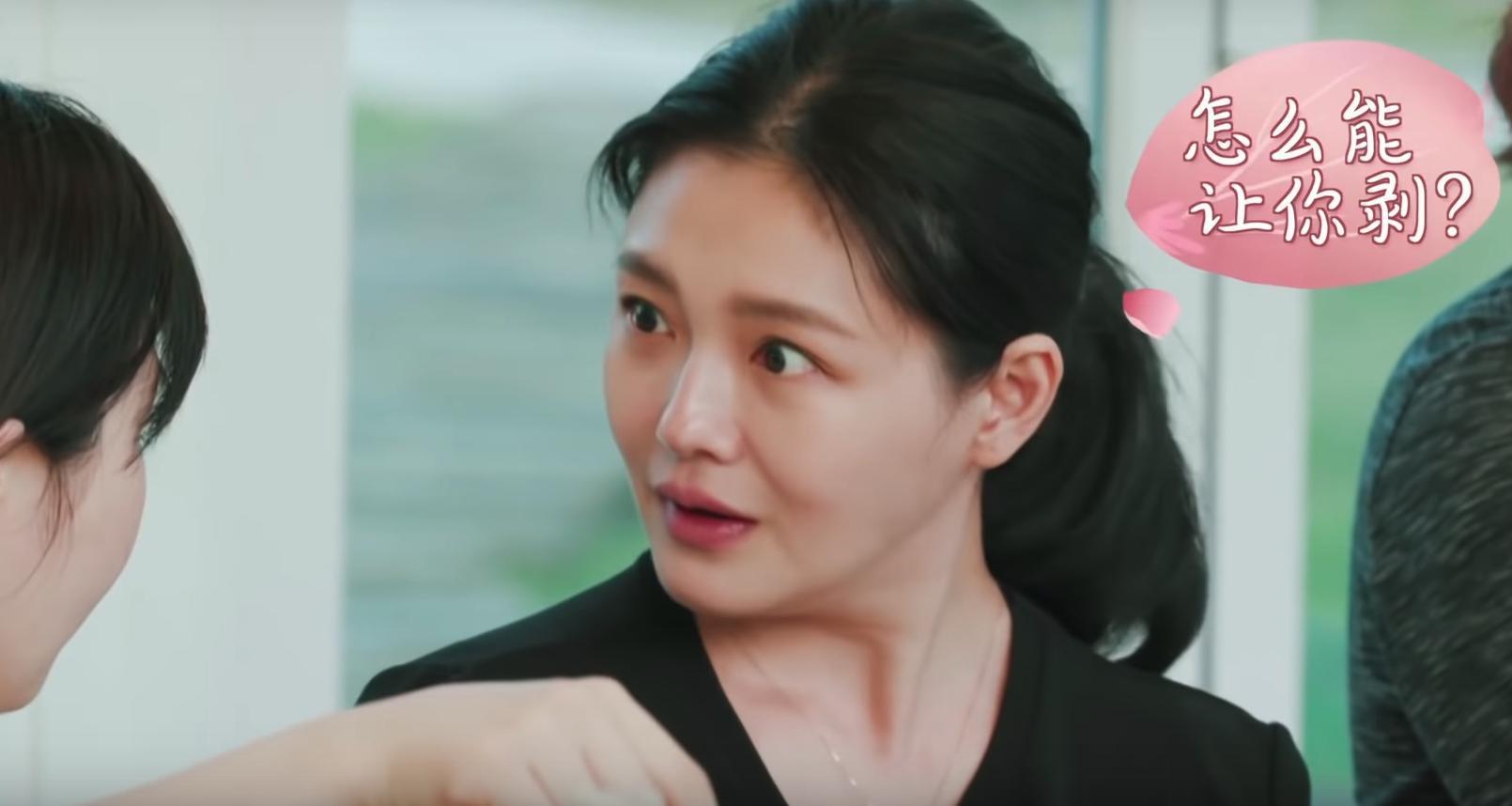 福原愛打算幫大S剝蝦，還強調「小傑吃蝦我都會給他剝。」此舉讓大S瞪大雙眼不敢置信。（翻攝自YouTube）