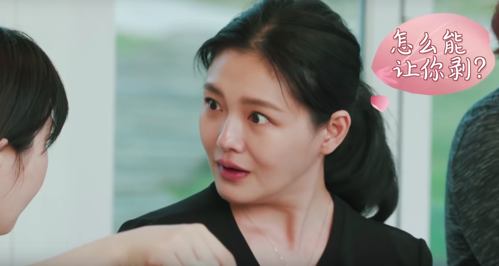 福原愛打算幫大S剝蝦，還強調「小傑吃蝦我都會給他剝。」此舉讓大S瞪大雙眼不敢置信。（翻攝自YouTube）