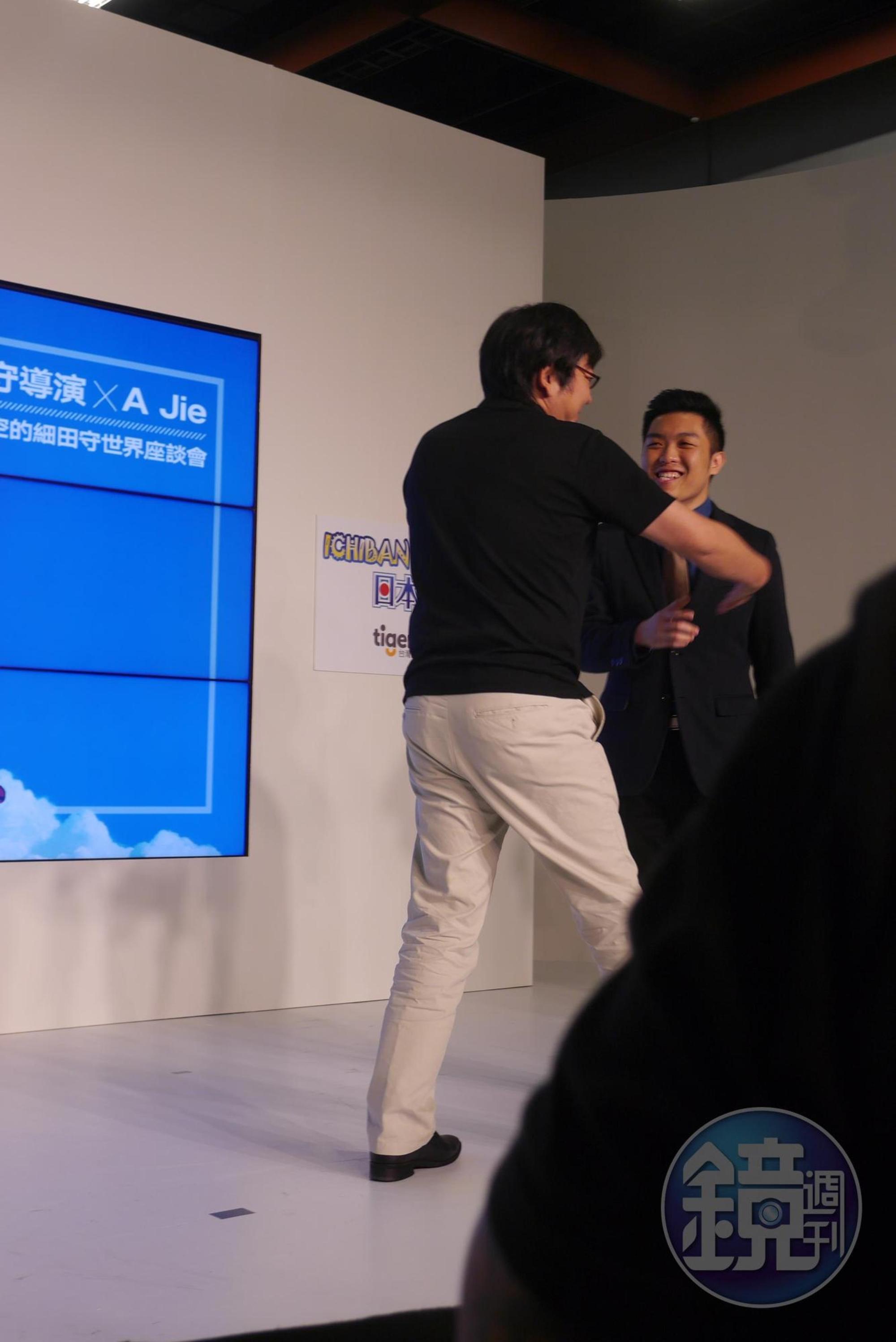 細田守導演非常親切，座談會最後主動與 A Jie 和主持人握手致意。