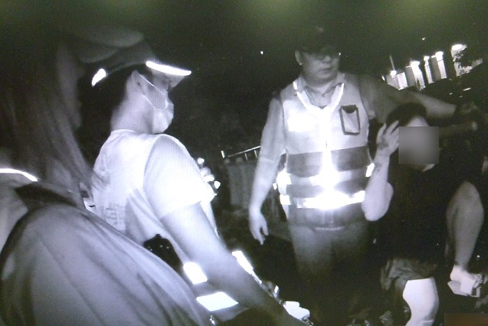 丈夫酒駕屢勸不聽,徐女跳河死諫,幸只小擦傷。(警方提供)