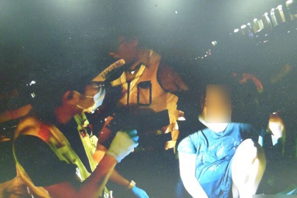 徐女跳河死諫丈夫酒駕，獲救後情緒仍然激動。（警方提供）