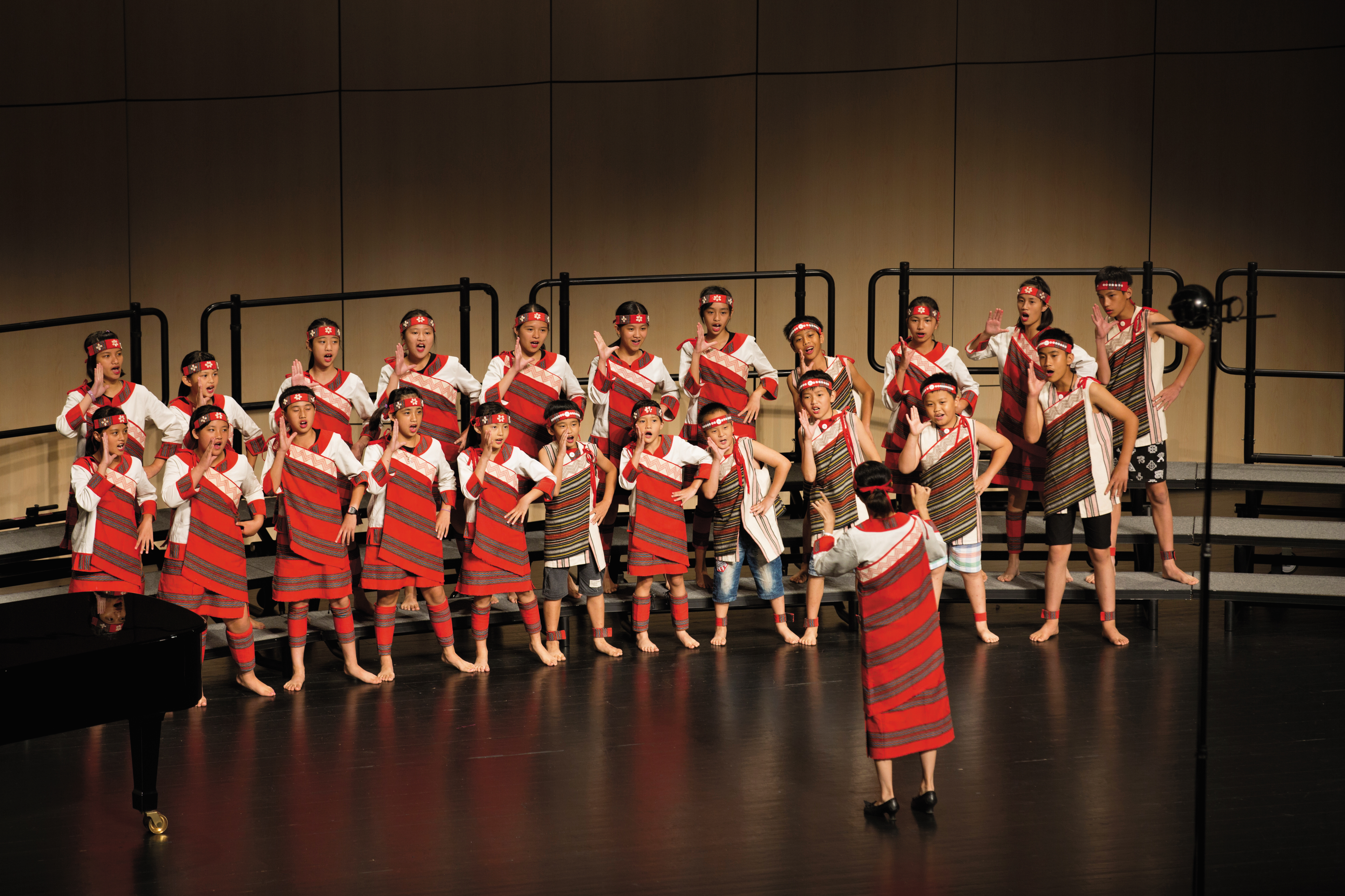 嘉興國小義興分校合唱團回台後表演不斷，這天在板橋藝文中心演出。