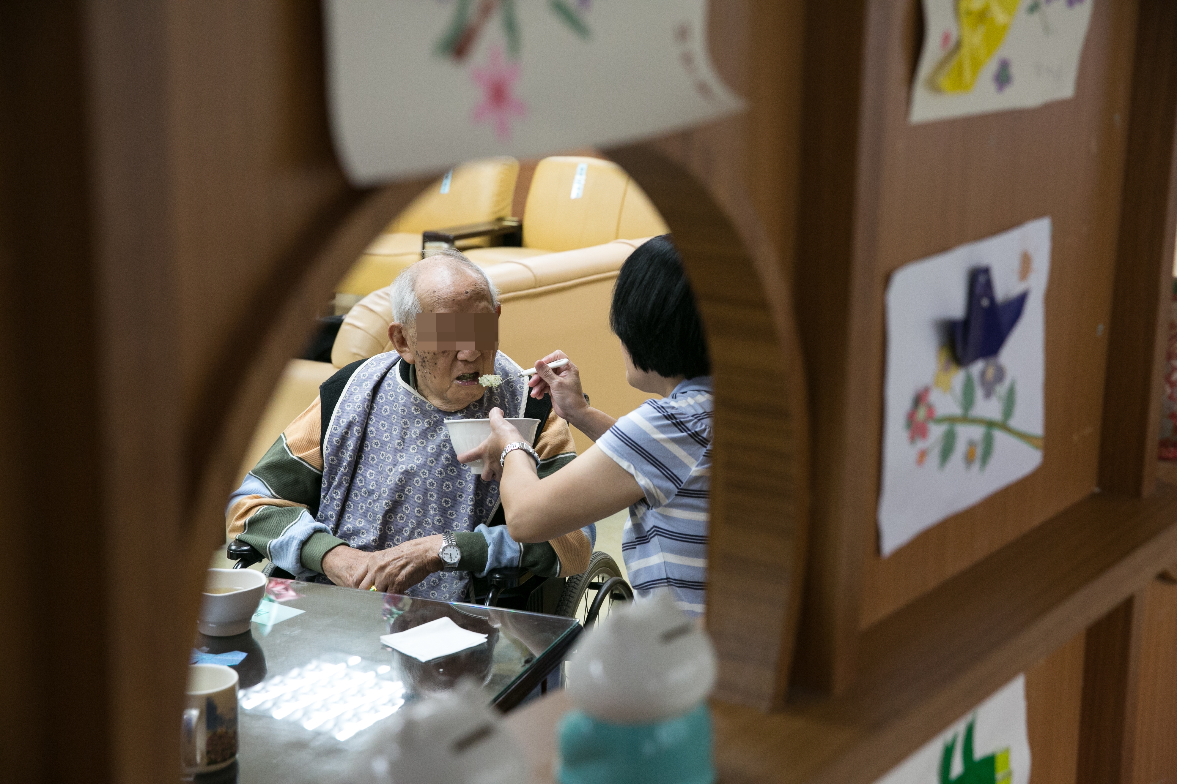 子女爭遺產的紛爭時有所聞，許多老人都會預立遺囑，但應採用正確的方式，以免衍生更多爭議。（照片中人非當事人）