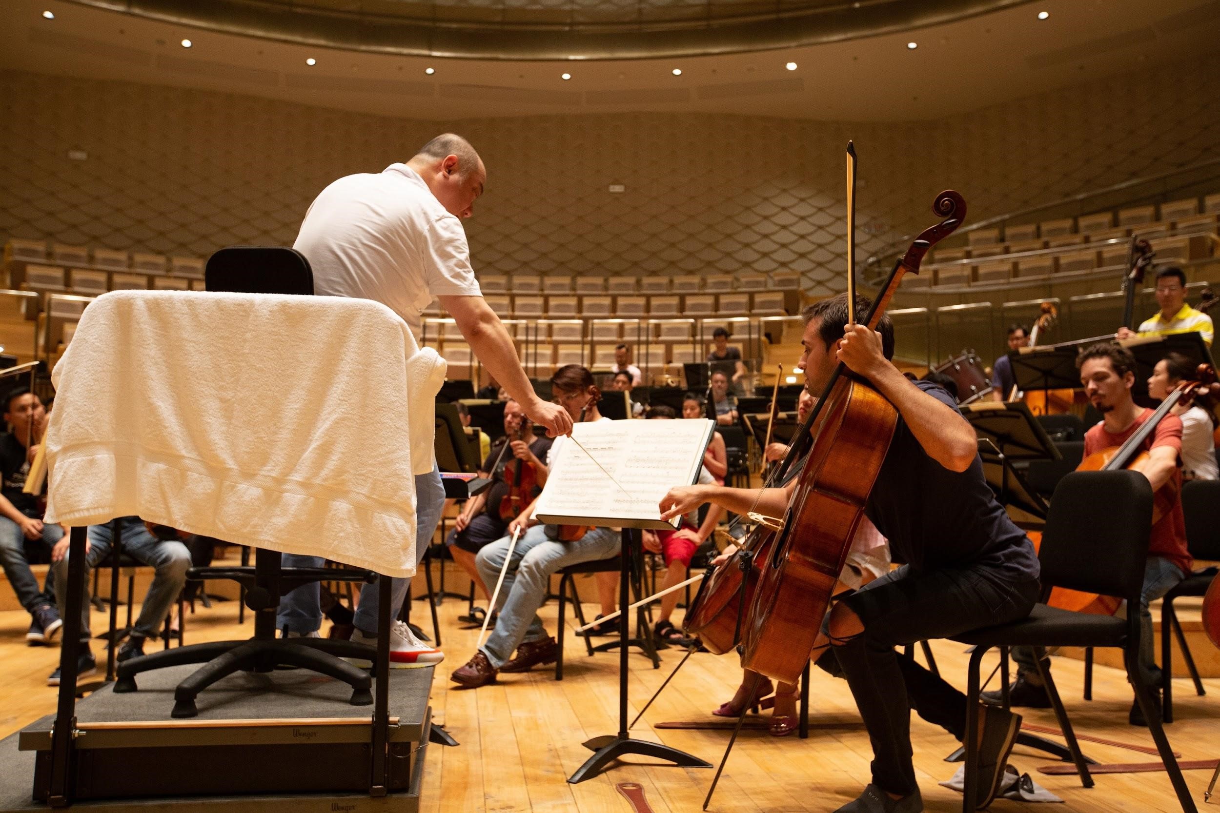 首席指揮許忠（左）排練時主要以英語溝通，團員如英語不通，他就說法語和義大利語。