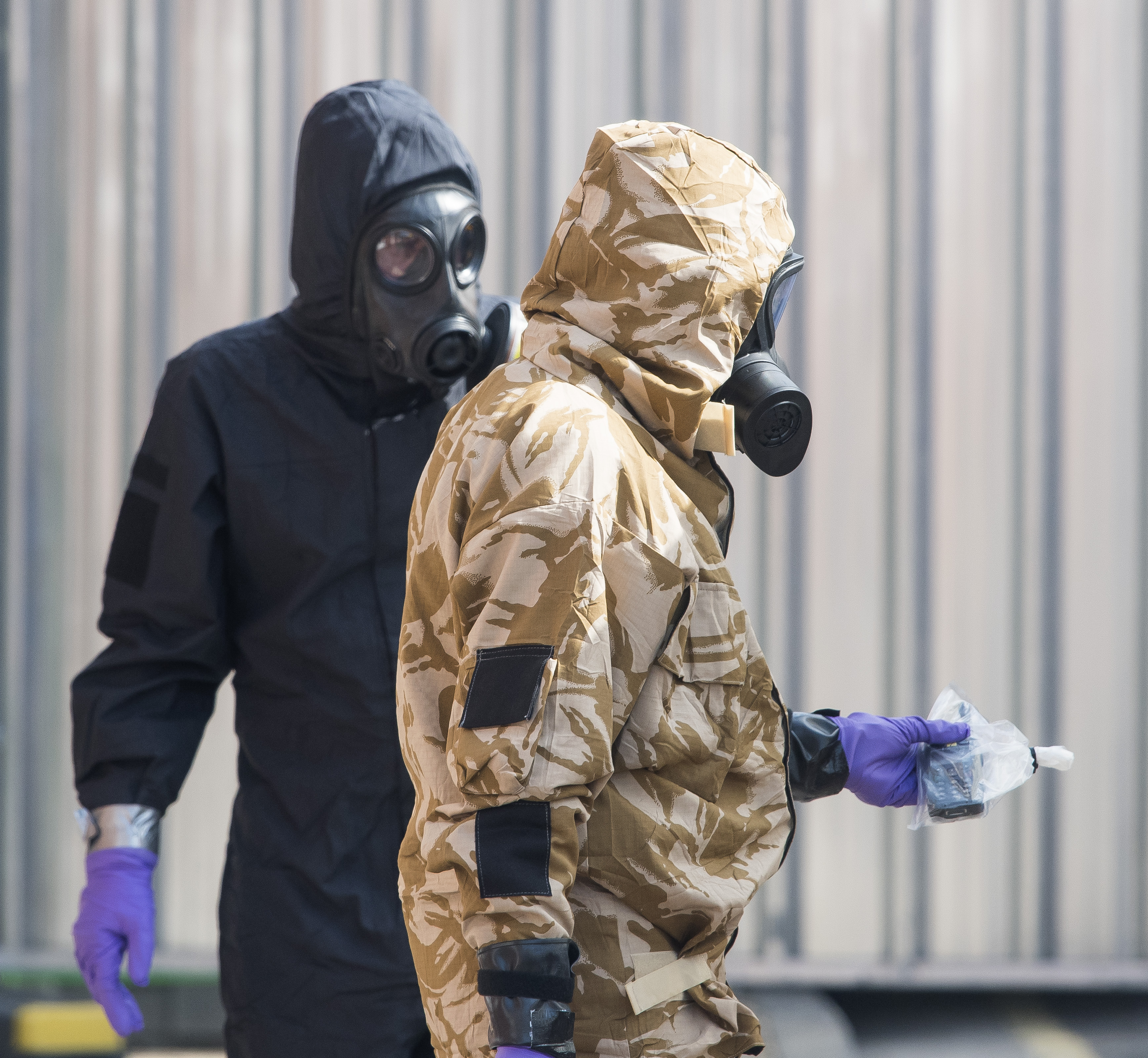 穿著防護衣的專家們在史克里帕爾曾經出入的地點進行蒐證。(東方IC)