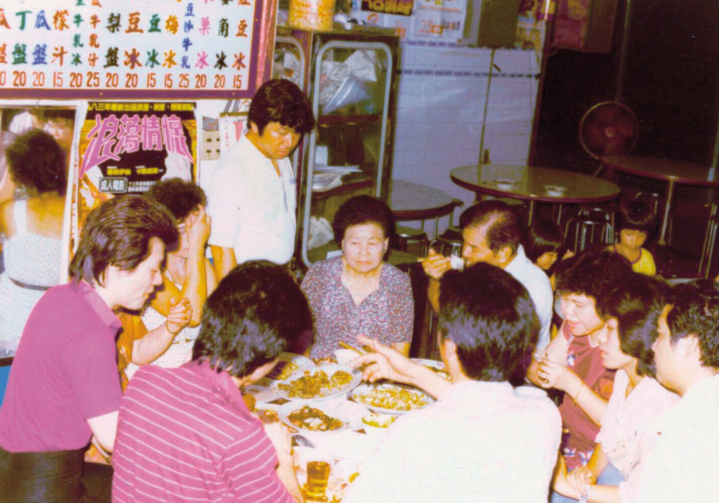 幸發亭最初設在台中第一市場內，店內多為圓桌，當時創辦人陳溪生日，全家人聚集在冰店內慶祝。（幸發亭提供）