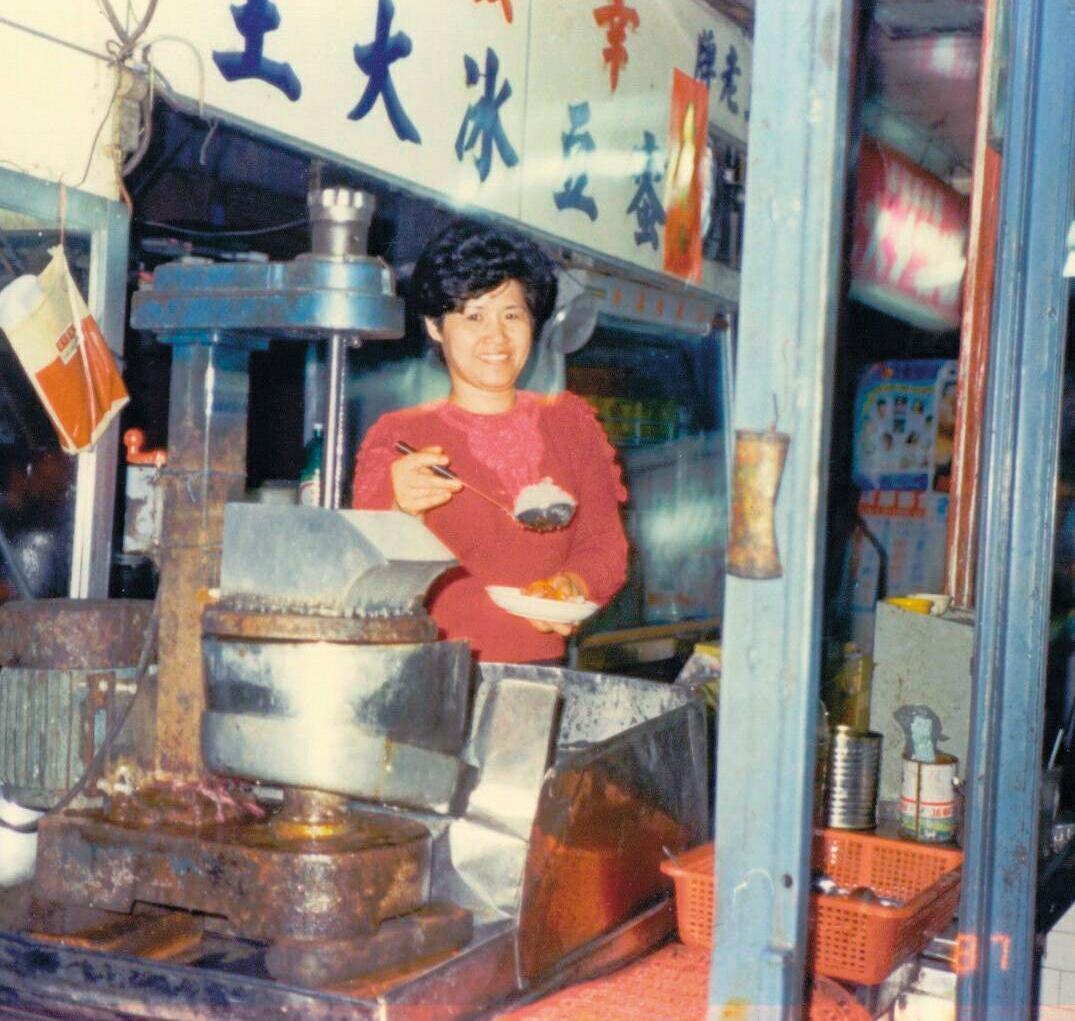 二代媳婦蔡豐筠嫁入後，便進幸發亭忙碌到不見天日。（幸發亭提供）