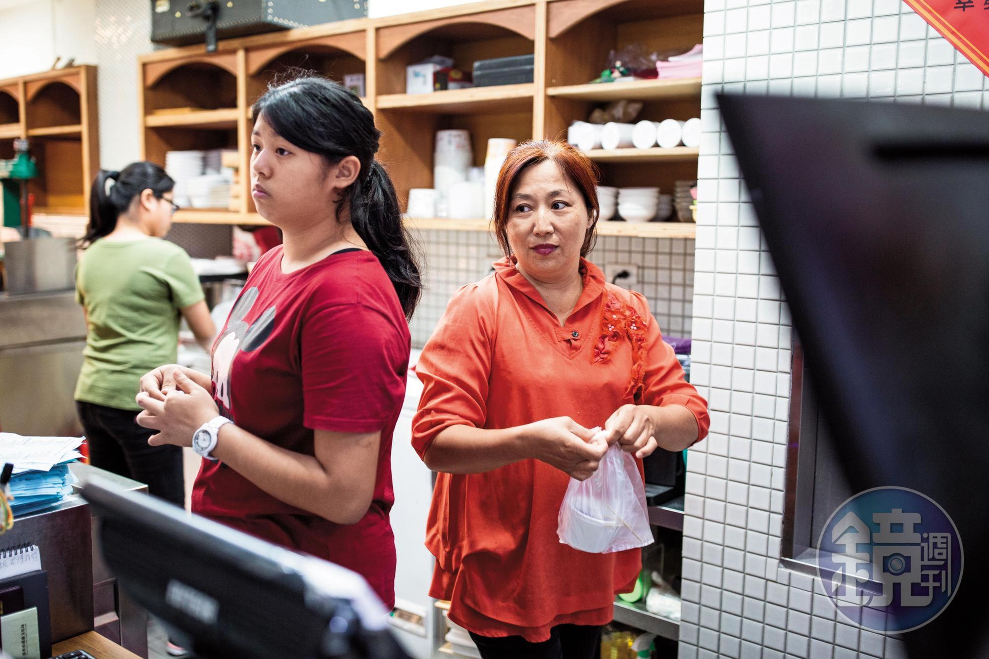 陳薇竹（右）7歲就進店幫忙，現在她也把2個讀國中的女兒叫來冰店打工。