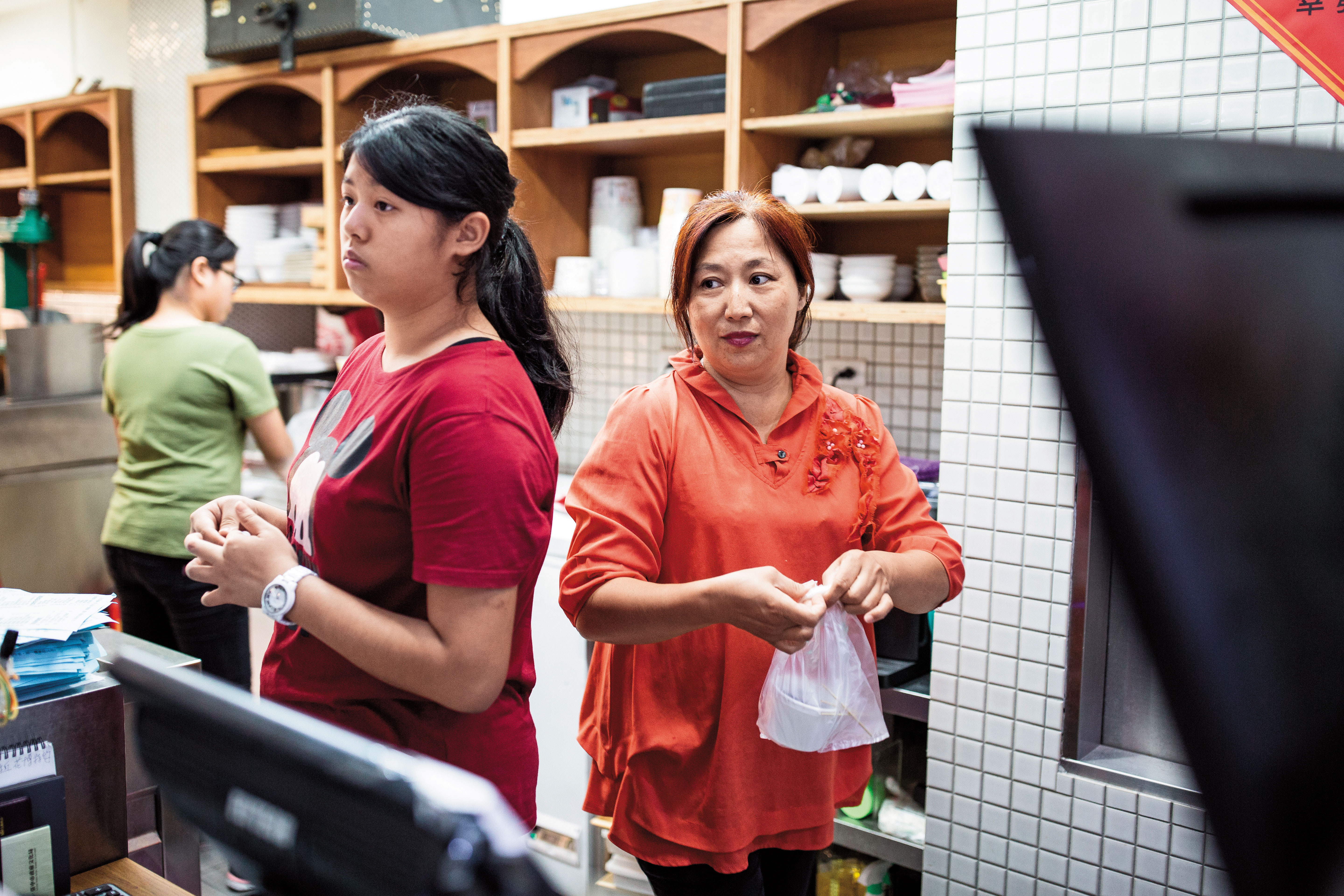 陳薇竹（右）7歲就進店幫忙，現在她也把2個讀國中的女兒叫來冰店打工。