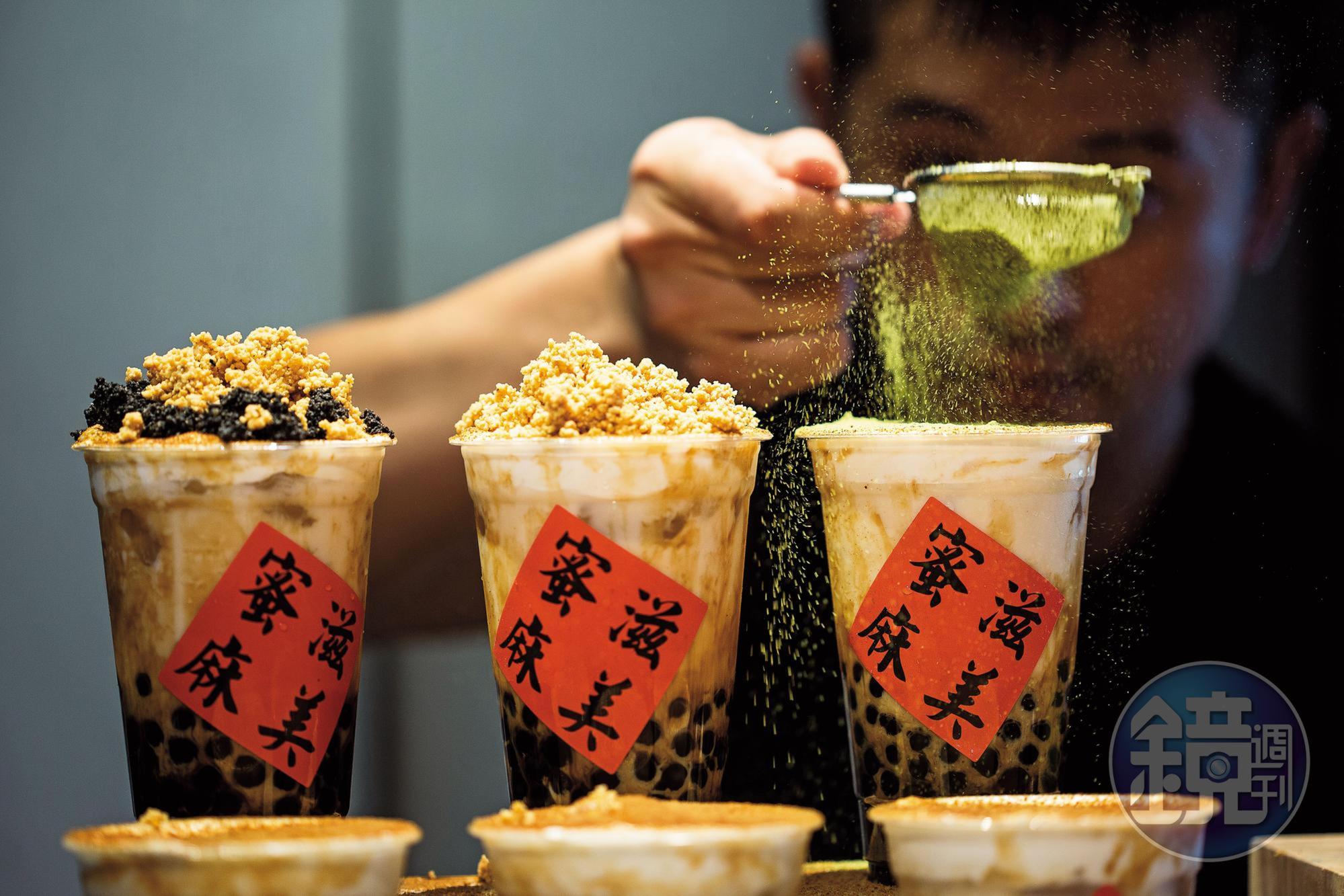 第三代陳永安在一中街開飲料店「蜜滋麻美」，將黑糖珍奶撒上花生、芝麻粉或抹茶粉，打造成可以喝的甜點。（奶蓋粉圓黑糖鮮奶，50元／杯）