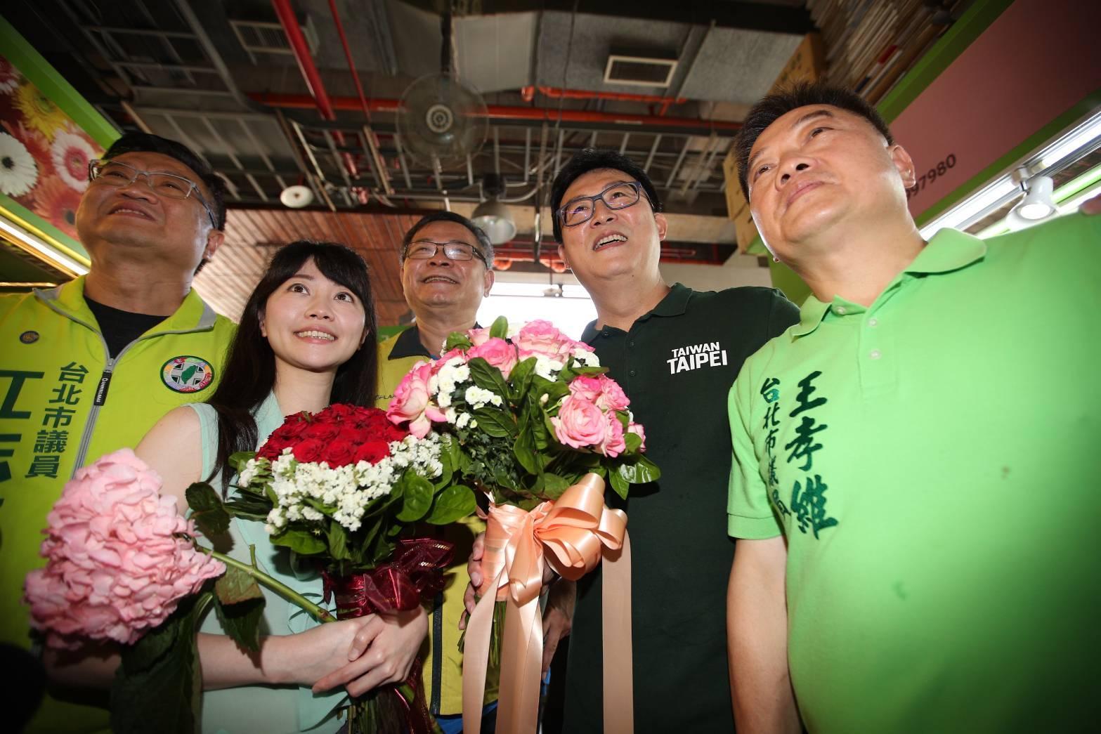 民進黨台北市長參選人姚文智今早前往內湖花市,與黨籍議員同框,也包括日前互槓的高嘉瑜(左二)。(姚文智辦公室提供)