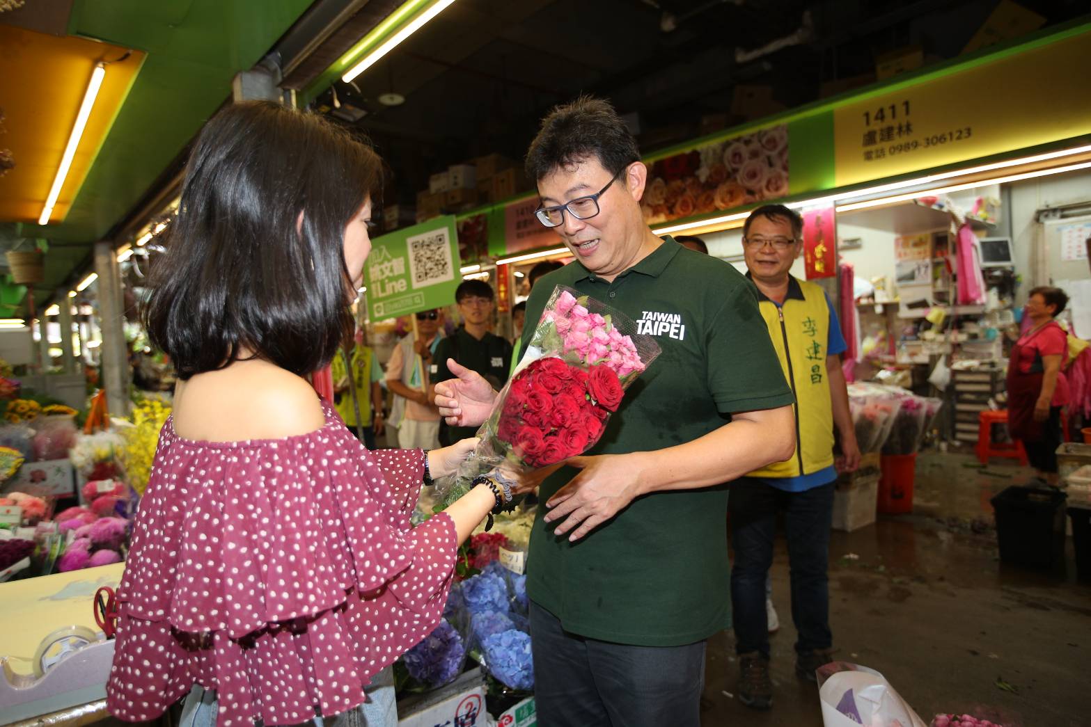姚文智也趁七夕花市拜票機會買花送給老婆。(姚文智辦公室提供)