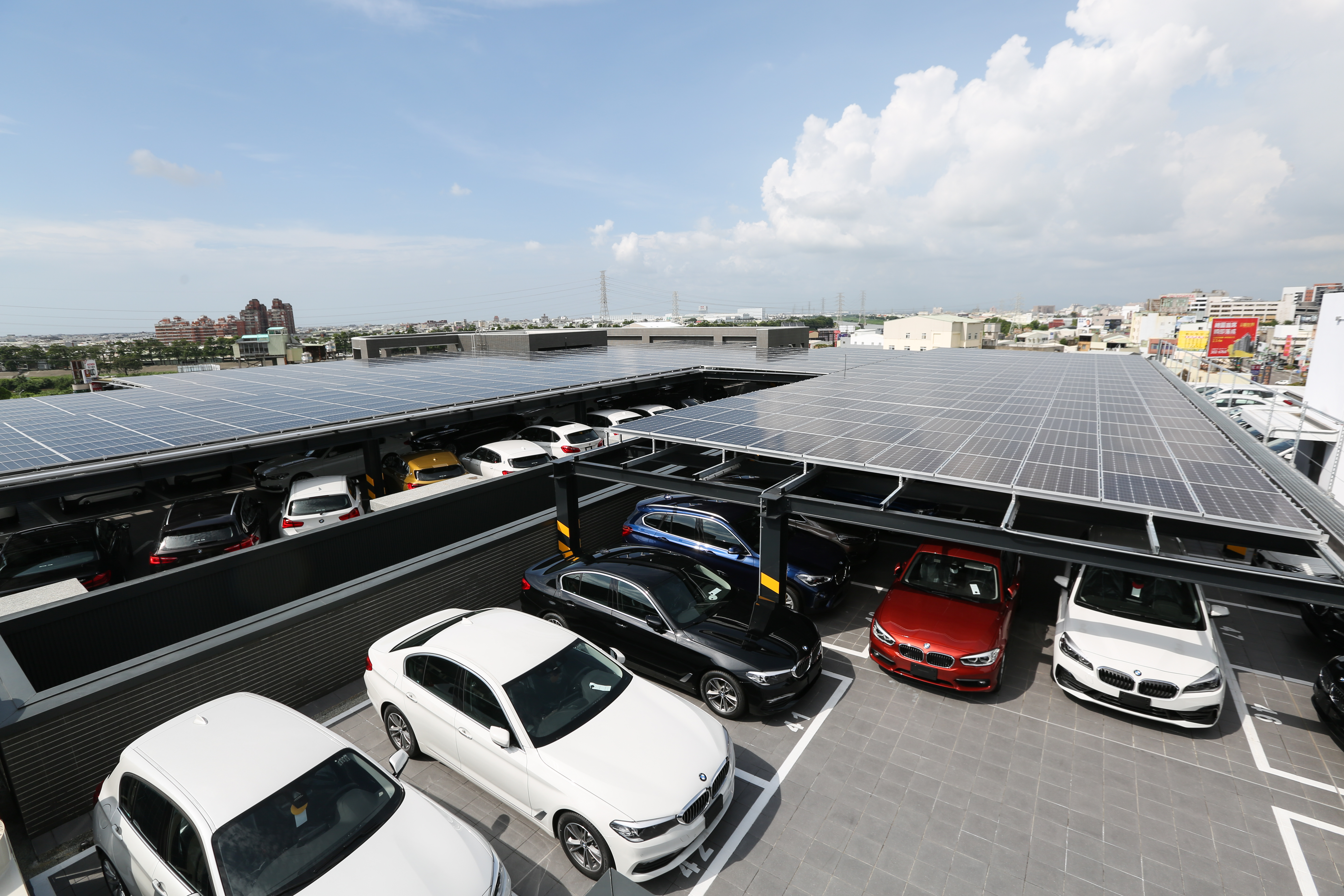 全棟綠建築設計的BMW展示中心，樓頂興建了太陽能發電設備。