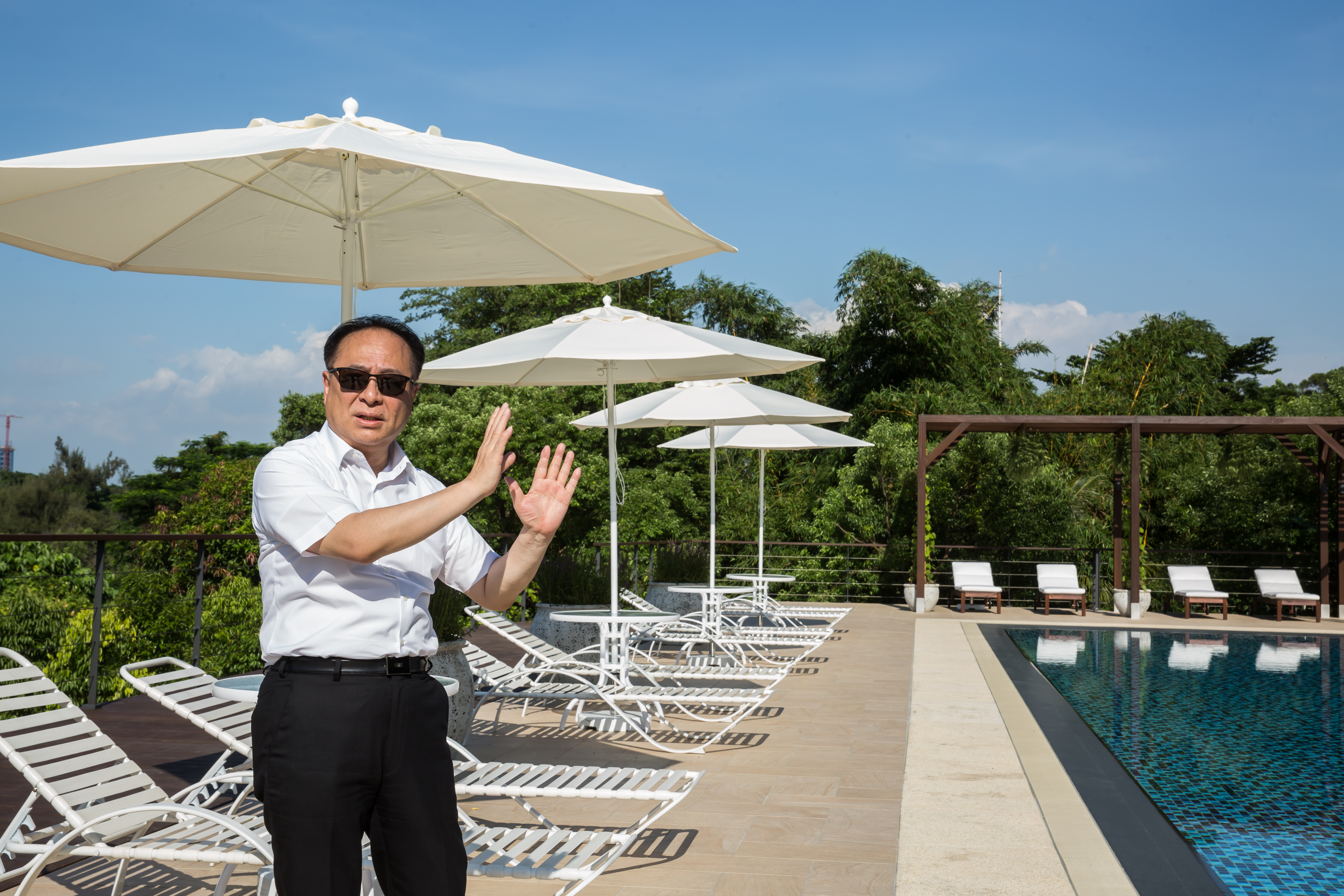 為了顯示改造高雄圓山的決心，張學舜刻意買了墨鏡，好抵擋南台灣豔陽。