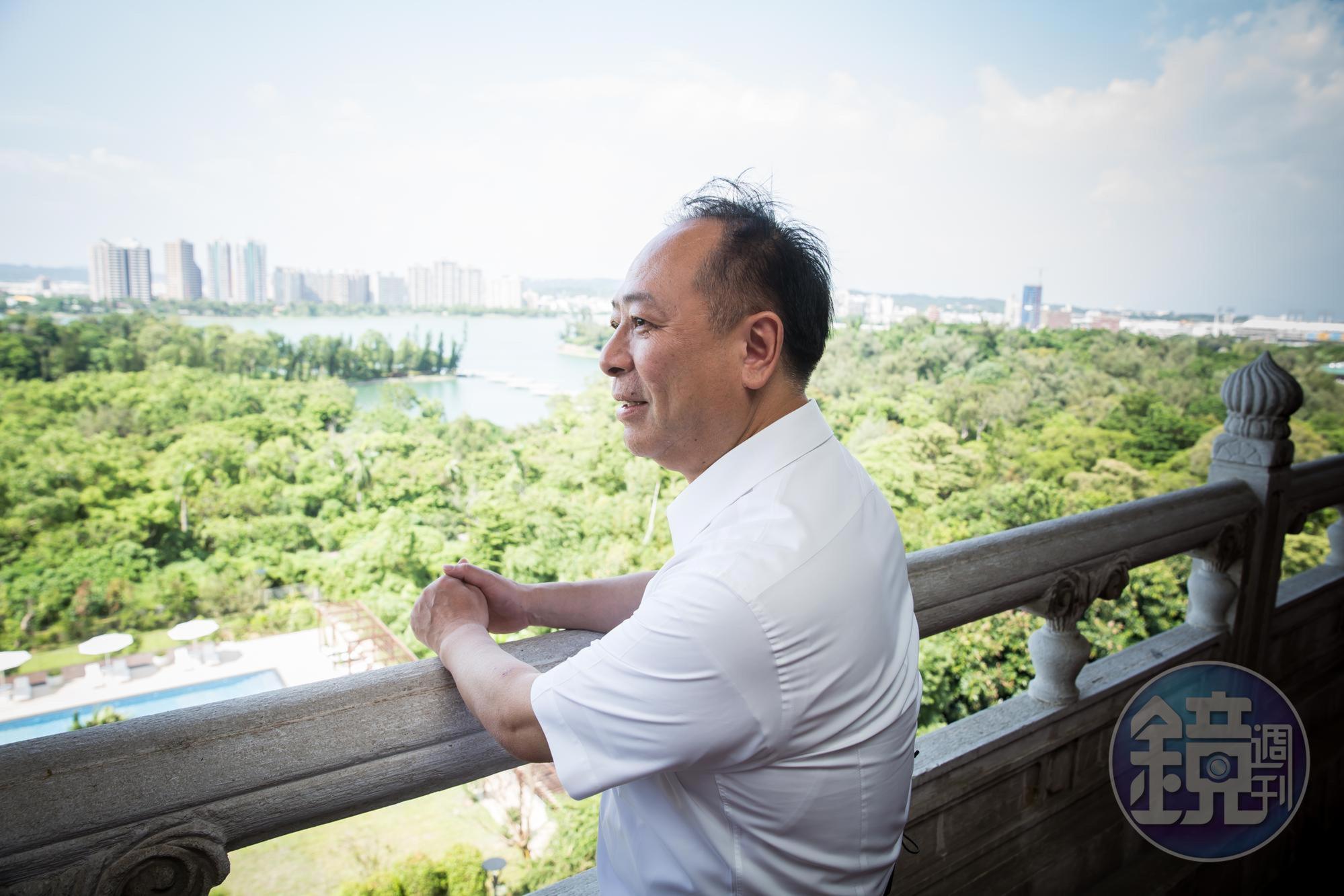 強調從5樓宴會廳外往下看,能俯瞰不遠處的澄清湖,張學舜最喜歡高雄圓山這處角落。