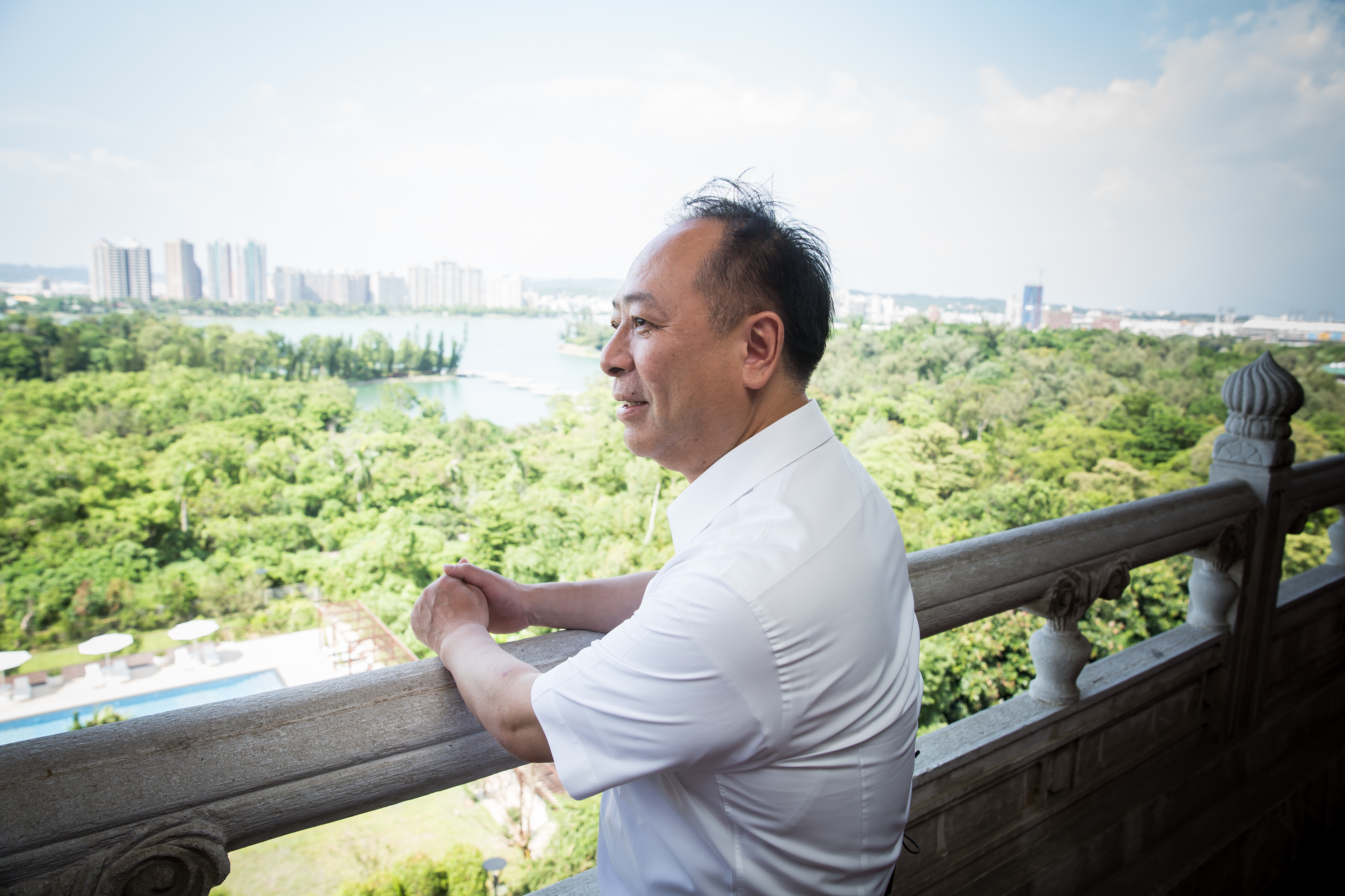 強調從5樓宴會廳外往下看,能俯瞰不遠處的澄清湖,張學舜最喜歡高雄圓山這處角落。