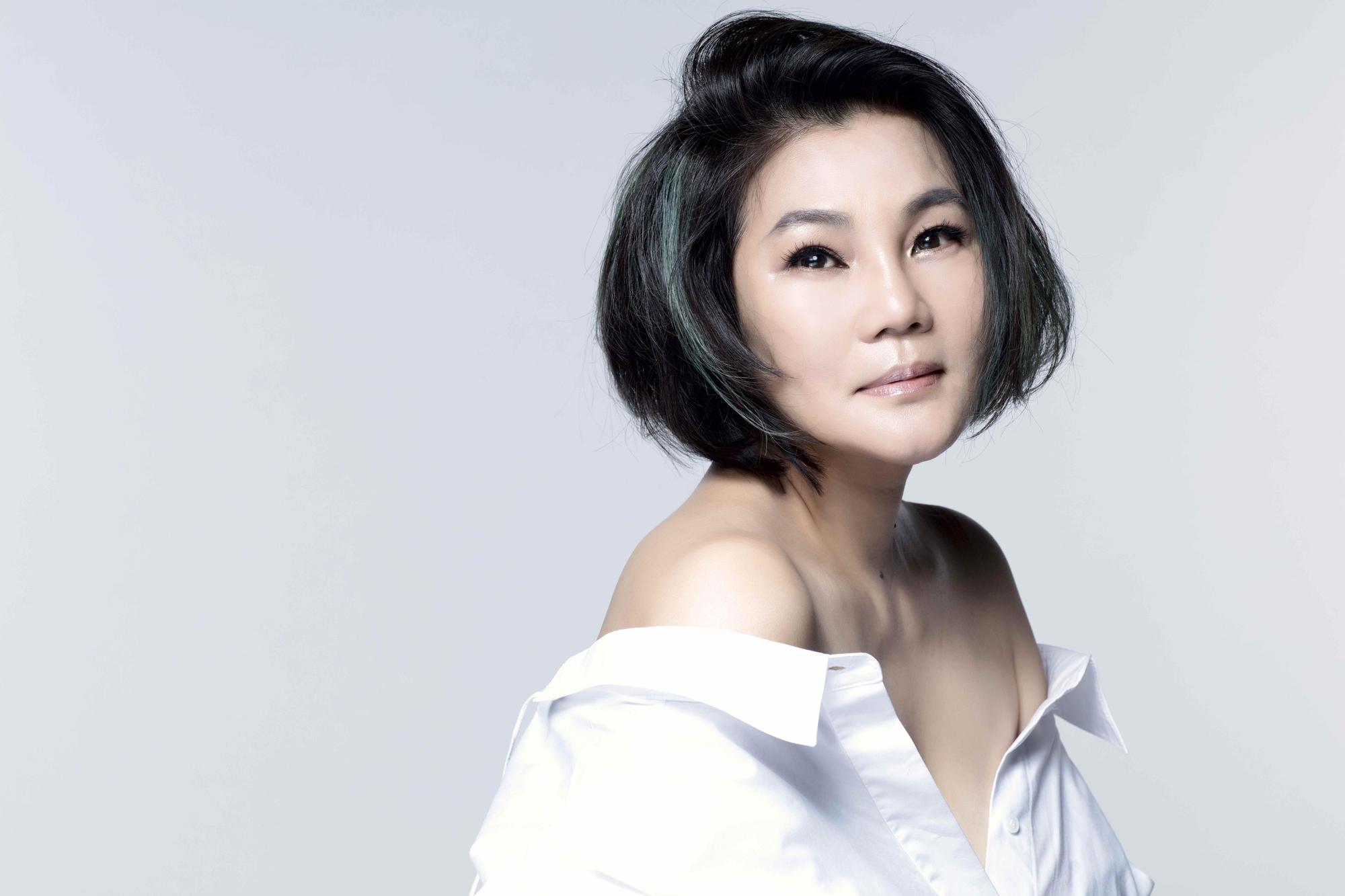 金曲歌后官靈芝前往少林寺旅遊，卻意外受邀上台演唱。（獨一無二娛樂提供）