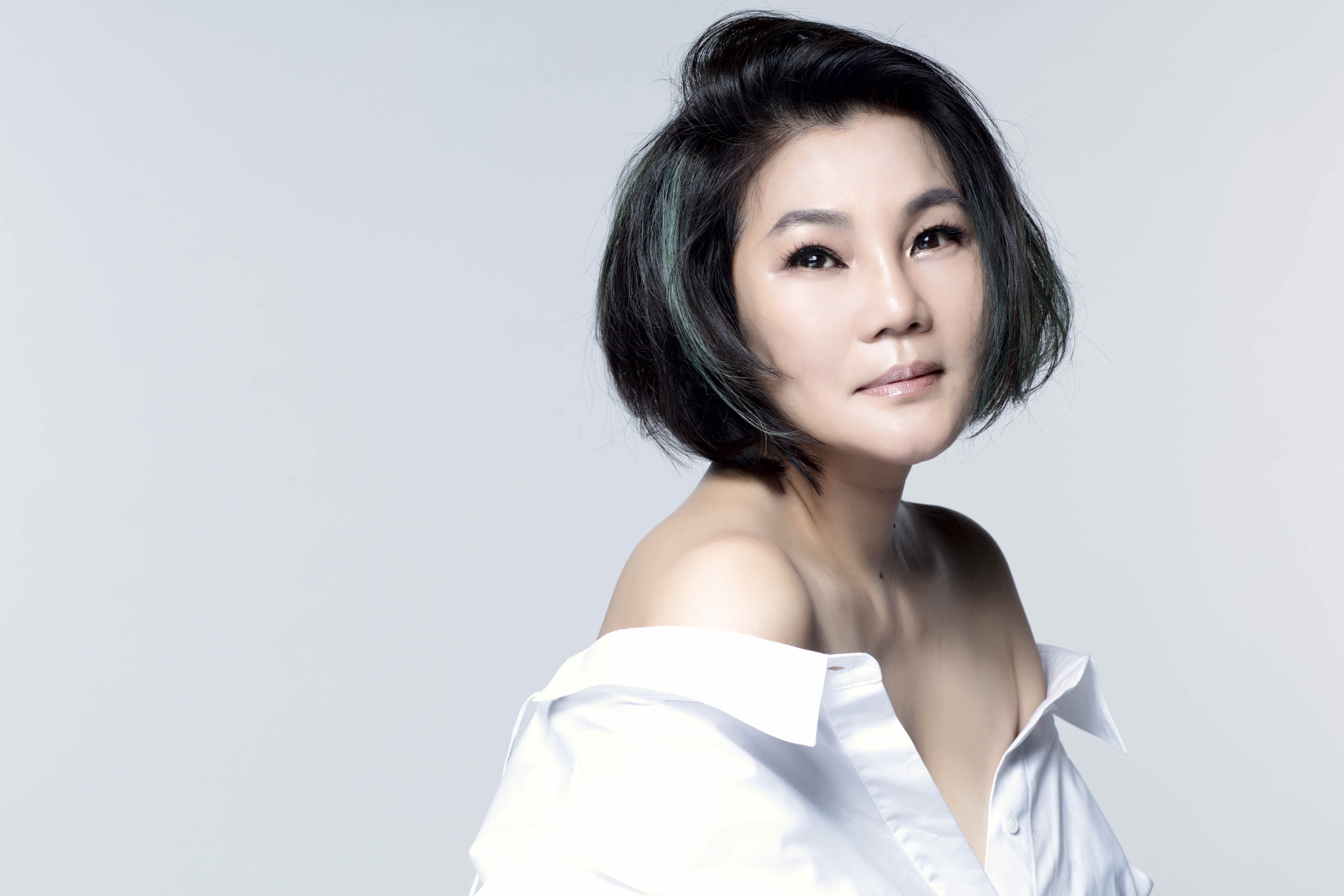 金曲歌后官靈芝前往少林寺旅遊，卻意外受邀上台演唱。（獨一無二娛樂提供）