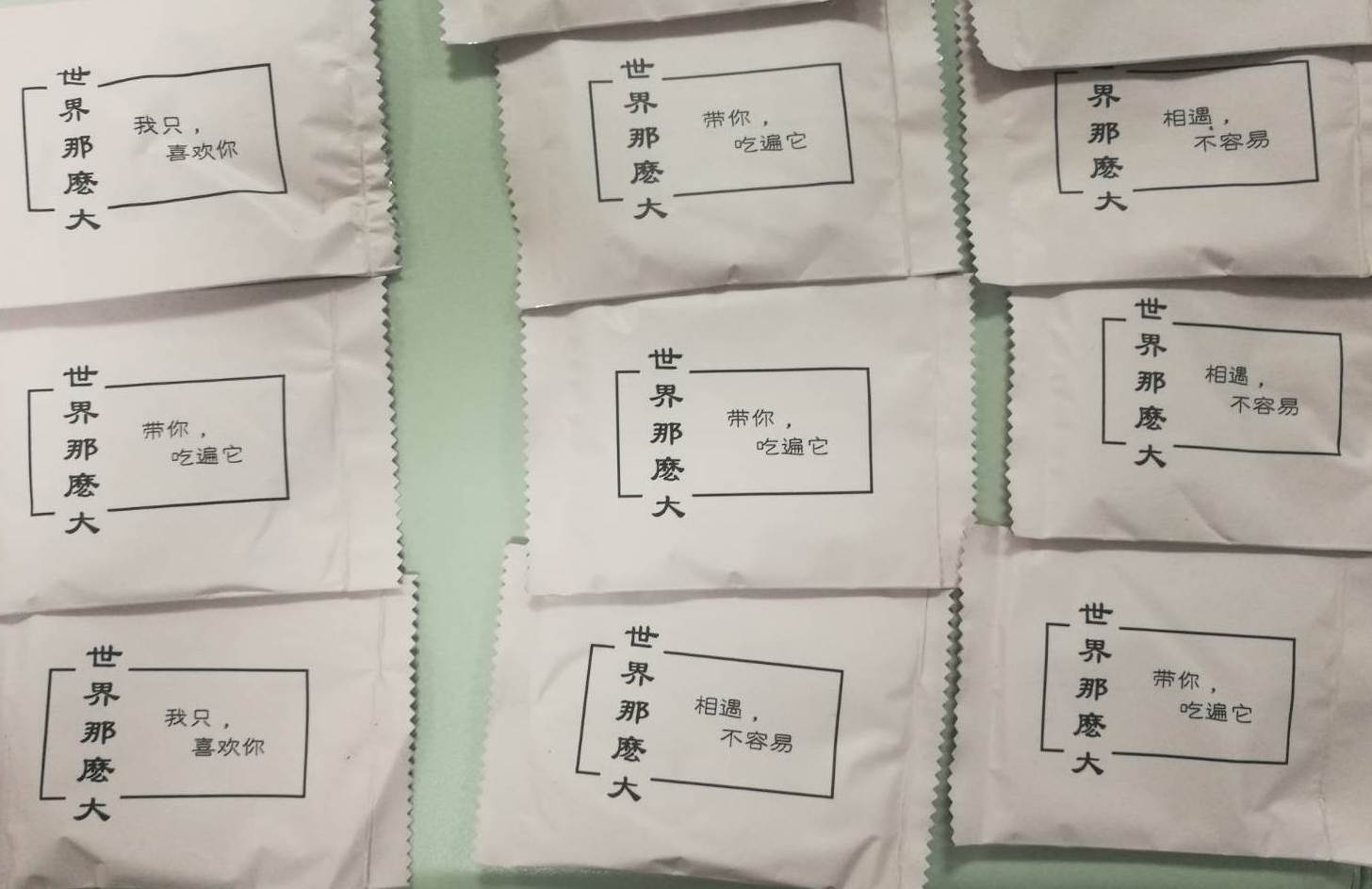 印有「世界那麼大」系列的毒咖啡包。（警方提供）