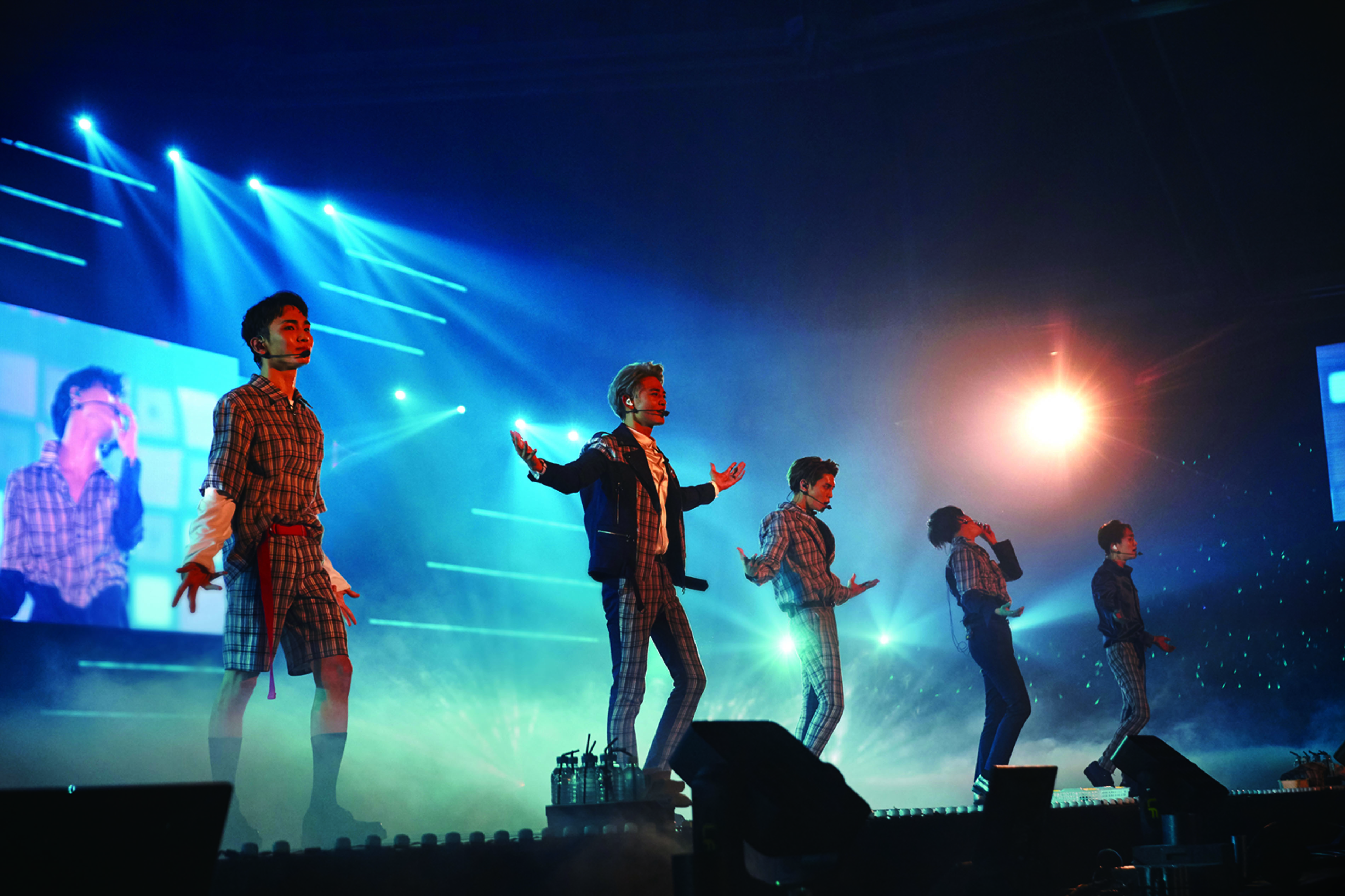 出道10年的SHINee推出演唱會DVD，收錄離世的鐘鉉在舞台上的炫目身影。（avex taiwan提供）