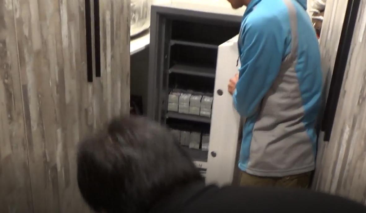 李嫌等人將1600萬元贓款藏在家中保險櫃。(刑事局提供)