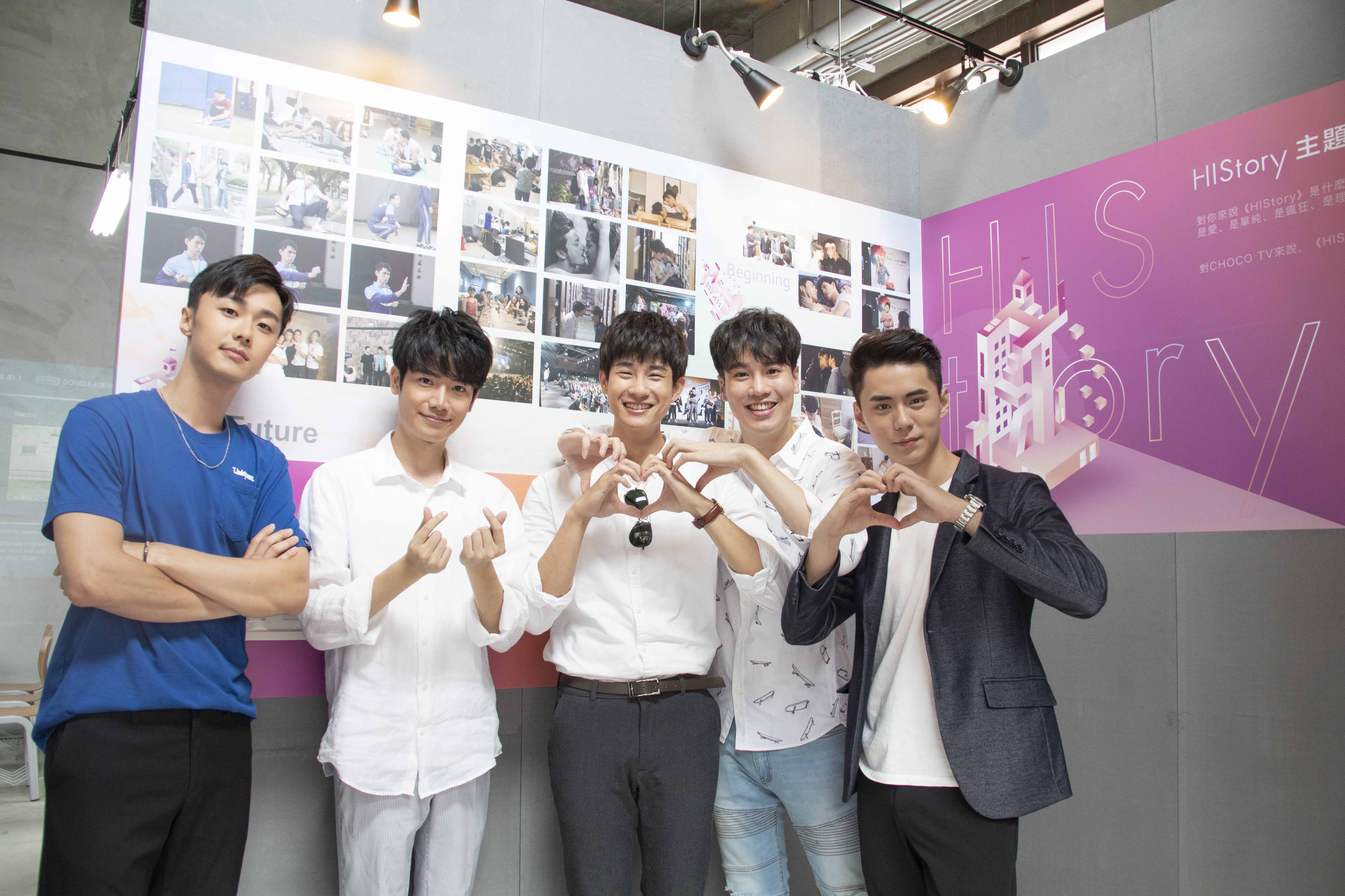 施柏宇（左起）、張行、盧彥澤、謝毅宏、許少瑜等一起出席台灣首間BL劇主題店開幕。（CHOCO TV提供）